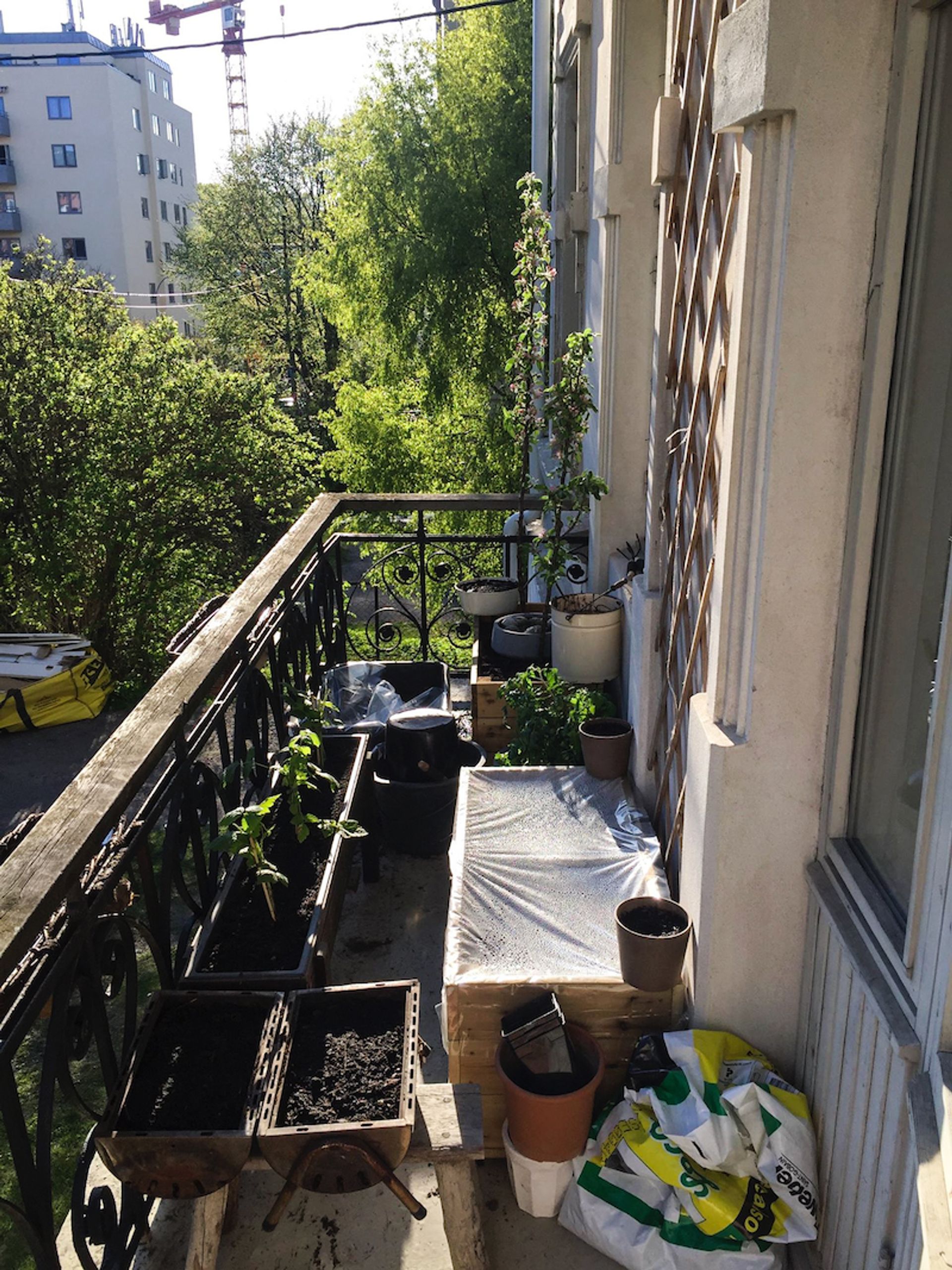 Plantekasser på en liten balkong
