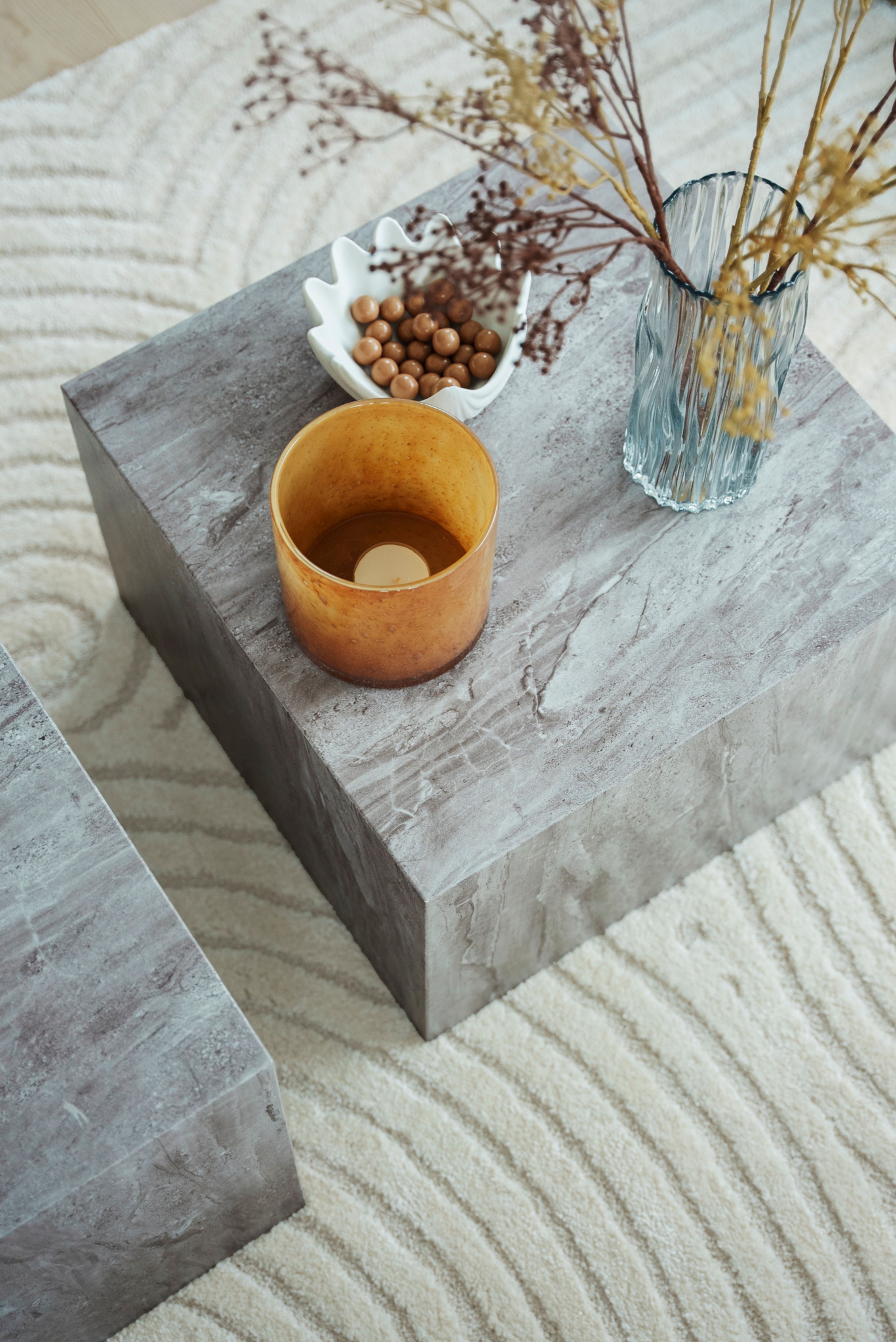 Et stuebord og pyntegjenstander i marmor, kompositt og terrazzo i MIDT.