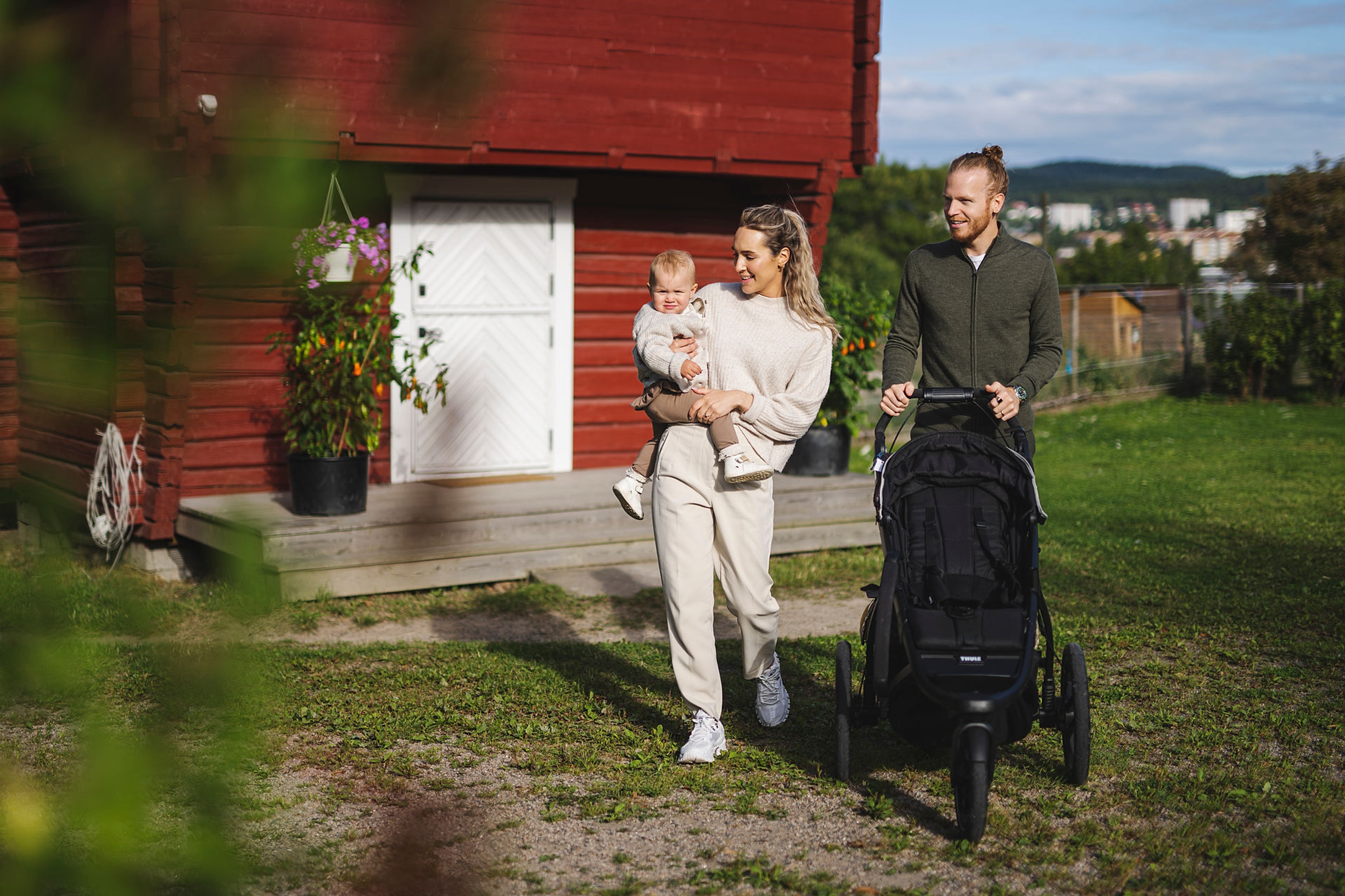 Mor og far med barn som går ute.