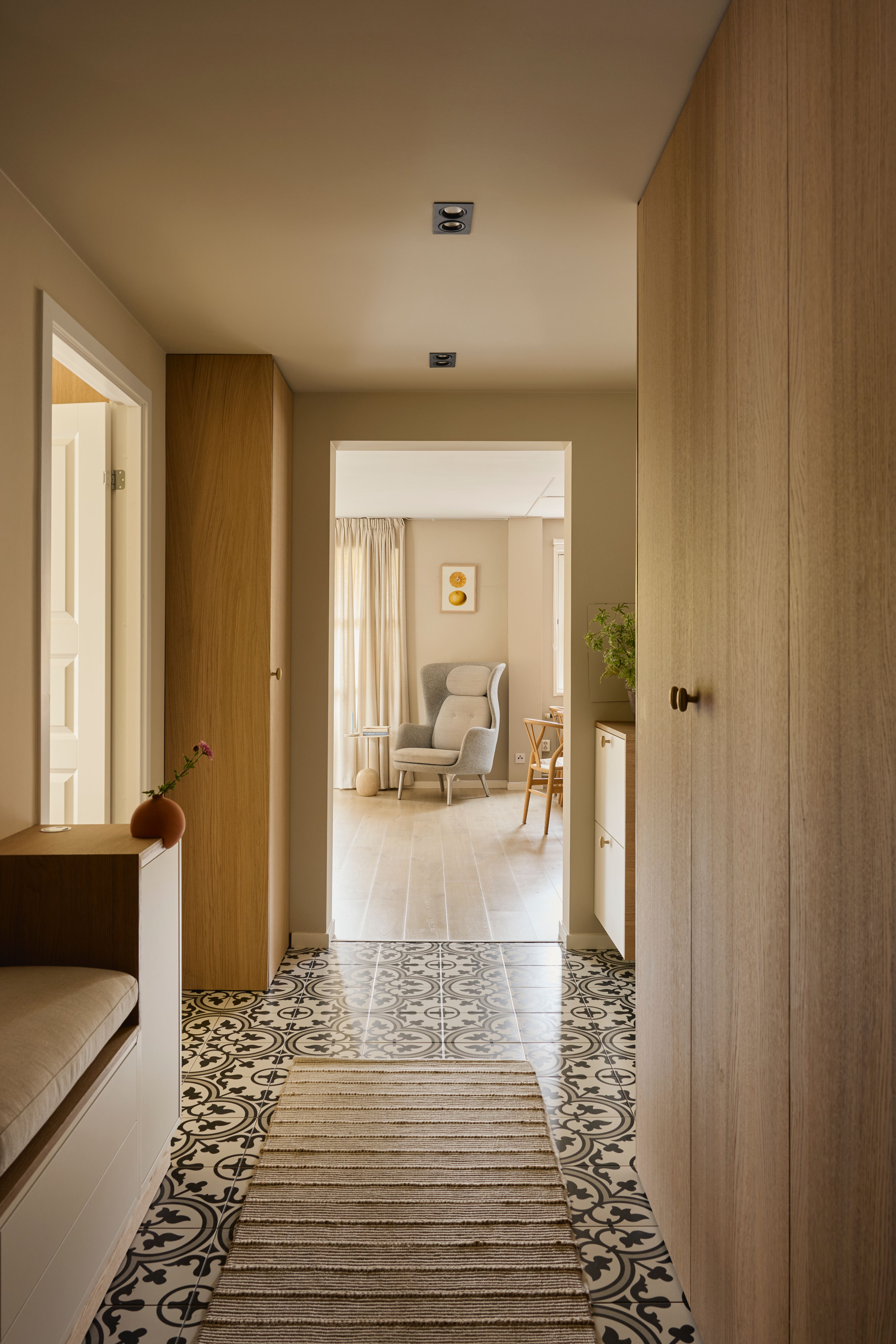 Bilde fra en lang gang med mye skapplass.