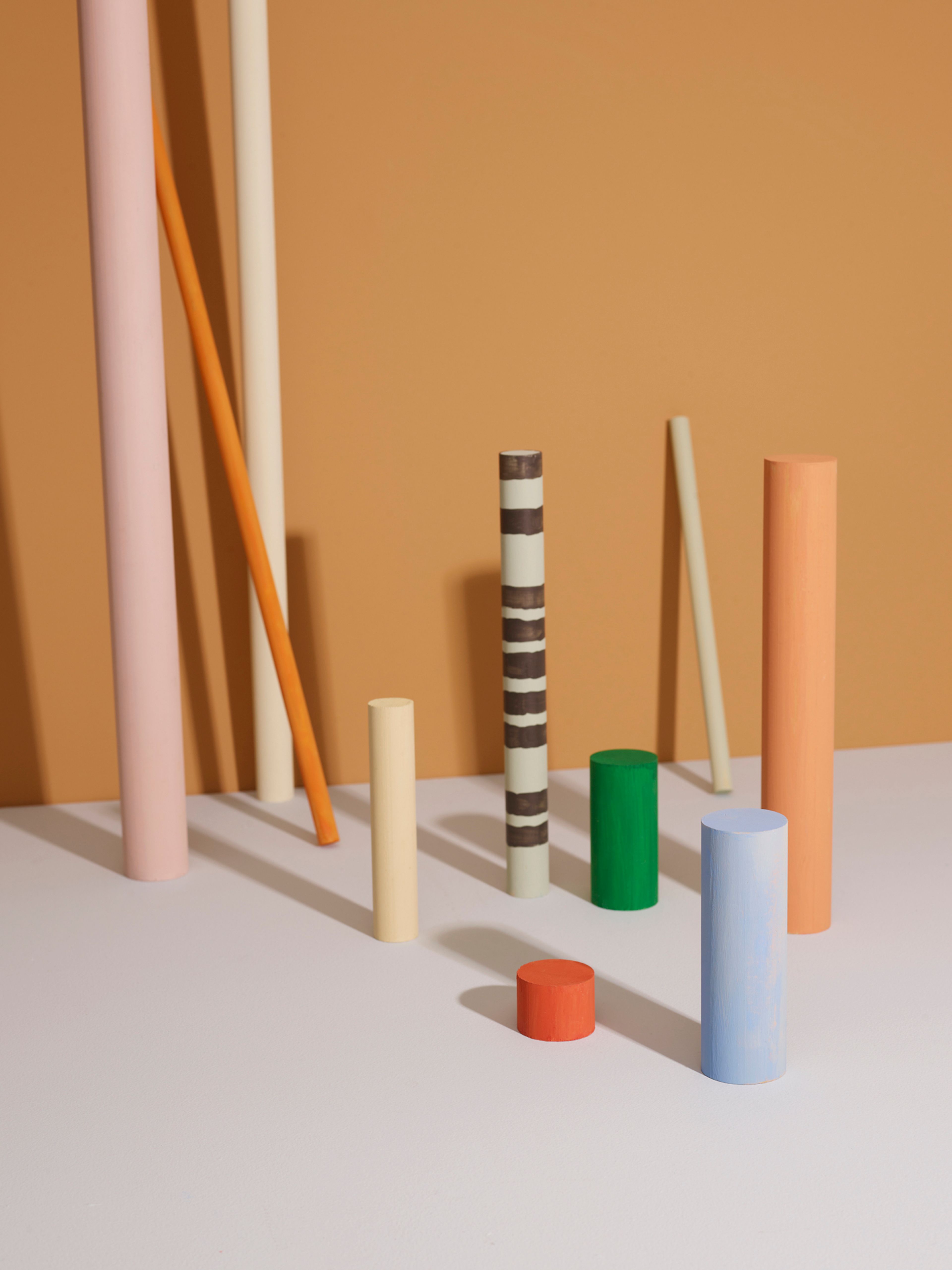 Bilde tatt i studio av flere runde treklosser malt i ulike farger.