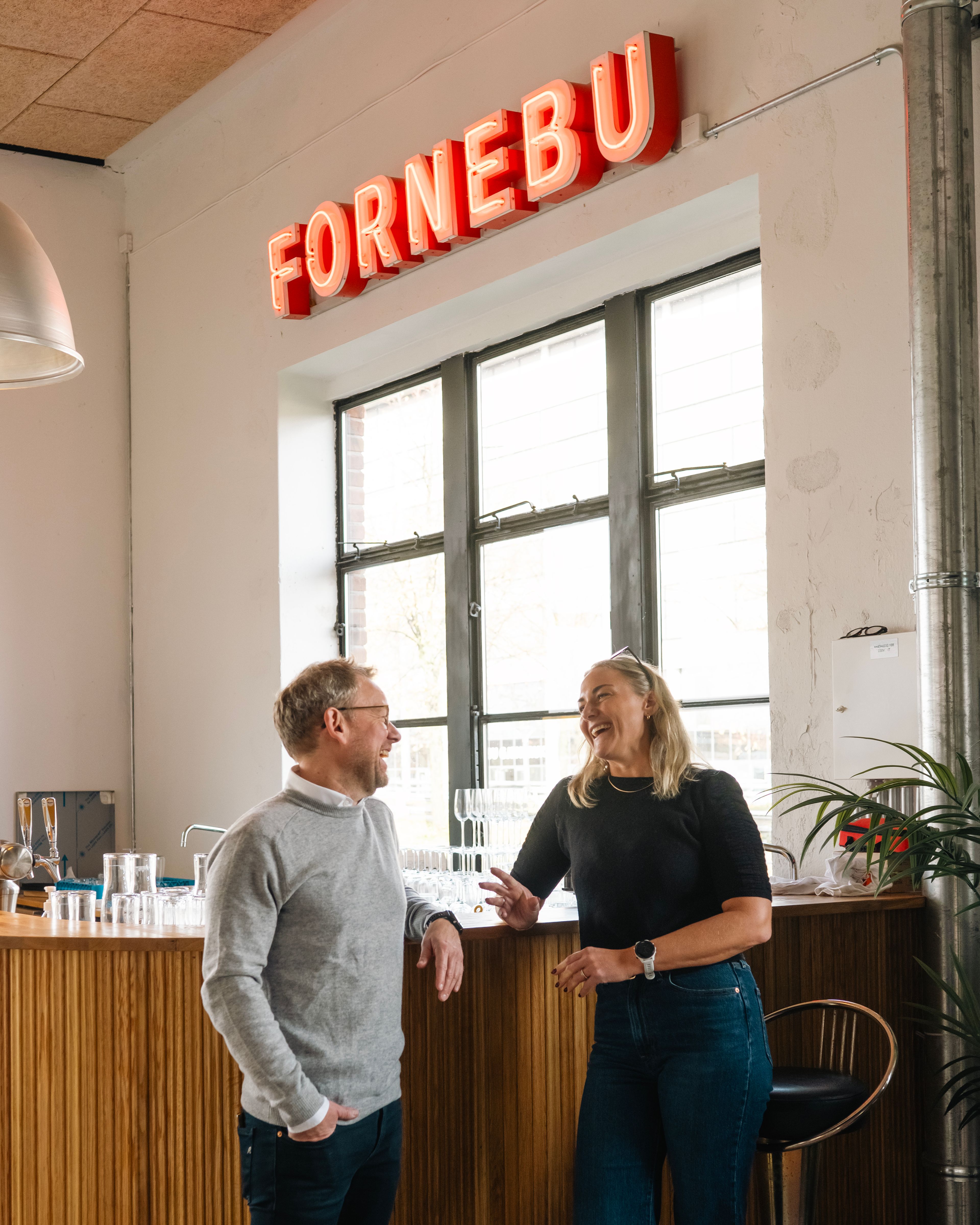 Tor Evert Lindeland og Tomine Duller i baren på Varmesentralen