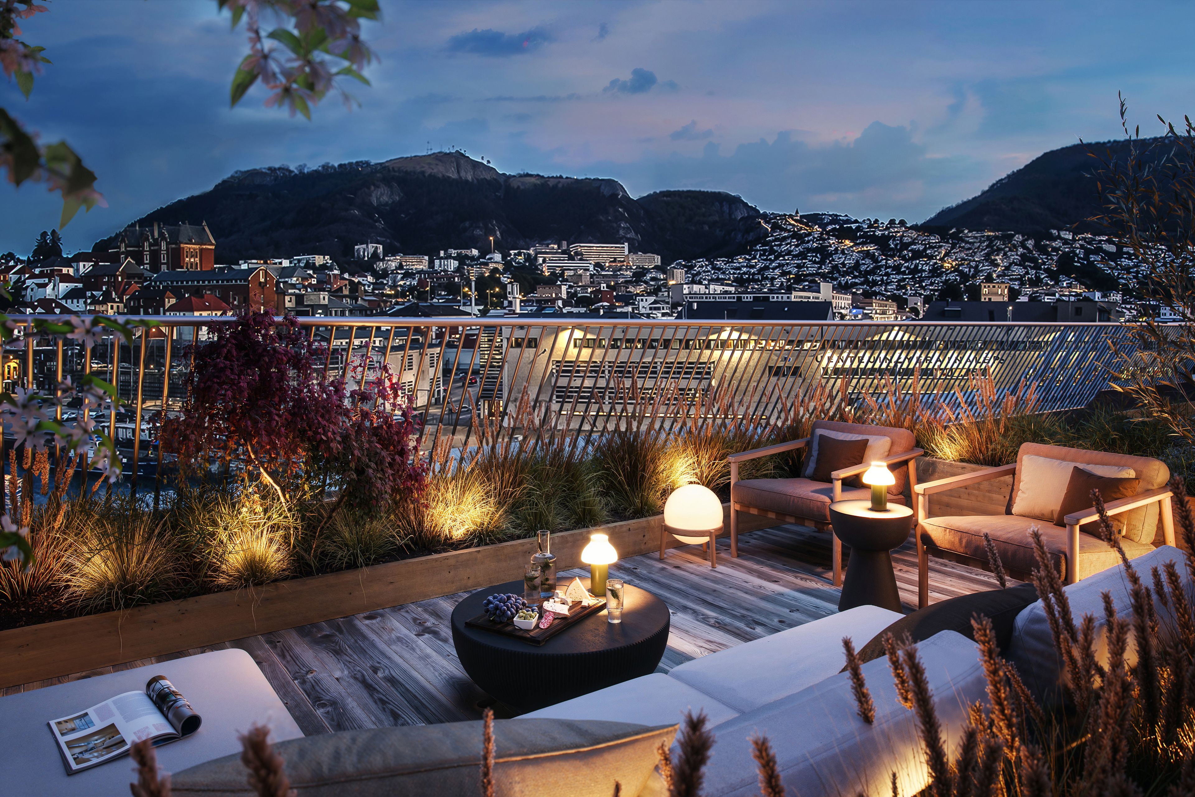 Illustrasjon av terrasse på Nøstebukten brygge, med utsikt mot Bergen sentrum