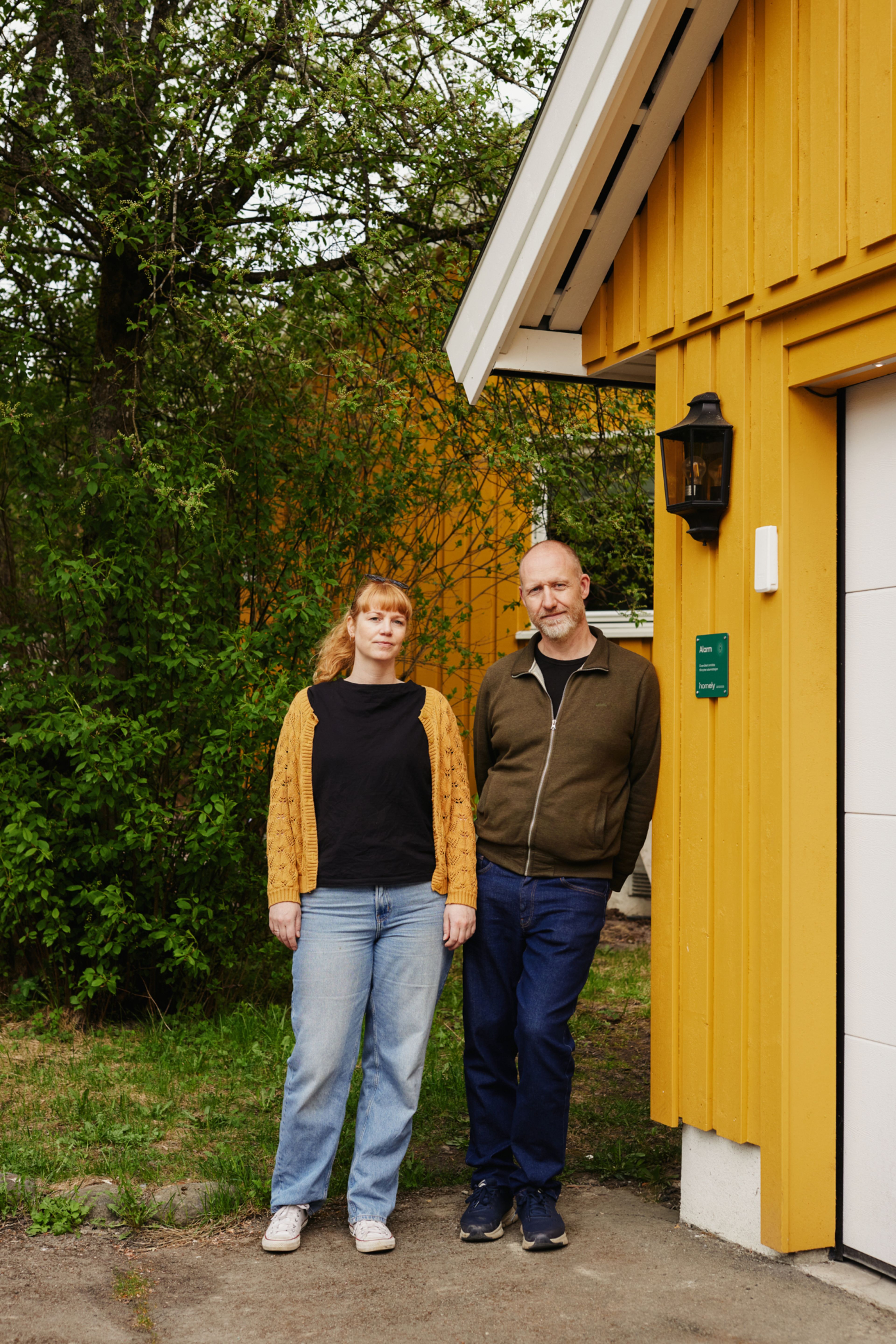 Foto av Maria Valum og Rune Vangen utenfor huset sitt.