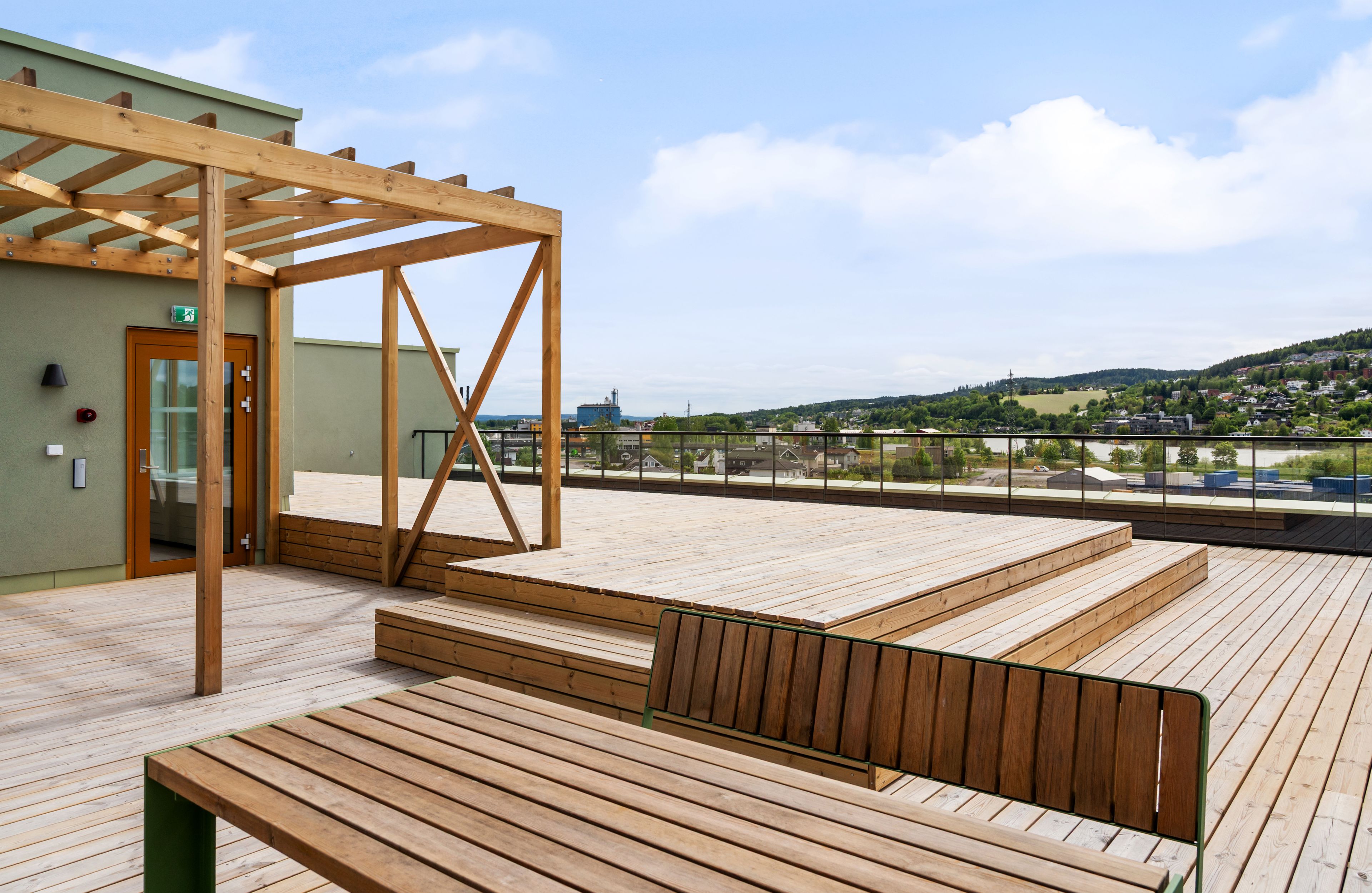 foto av takterrasse med spisebord og utsikt
