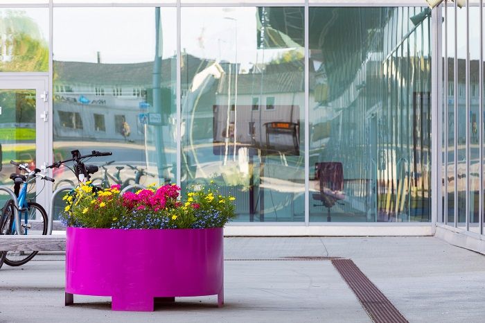 En lilla plantekasse utenfor en bygning.