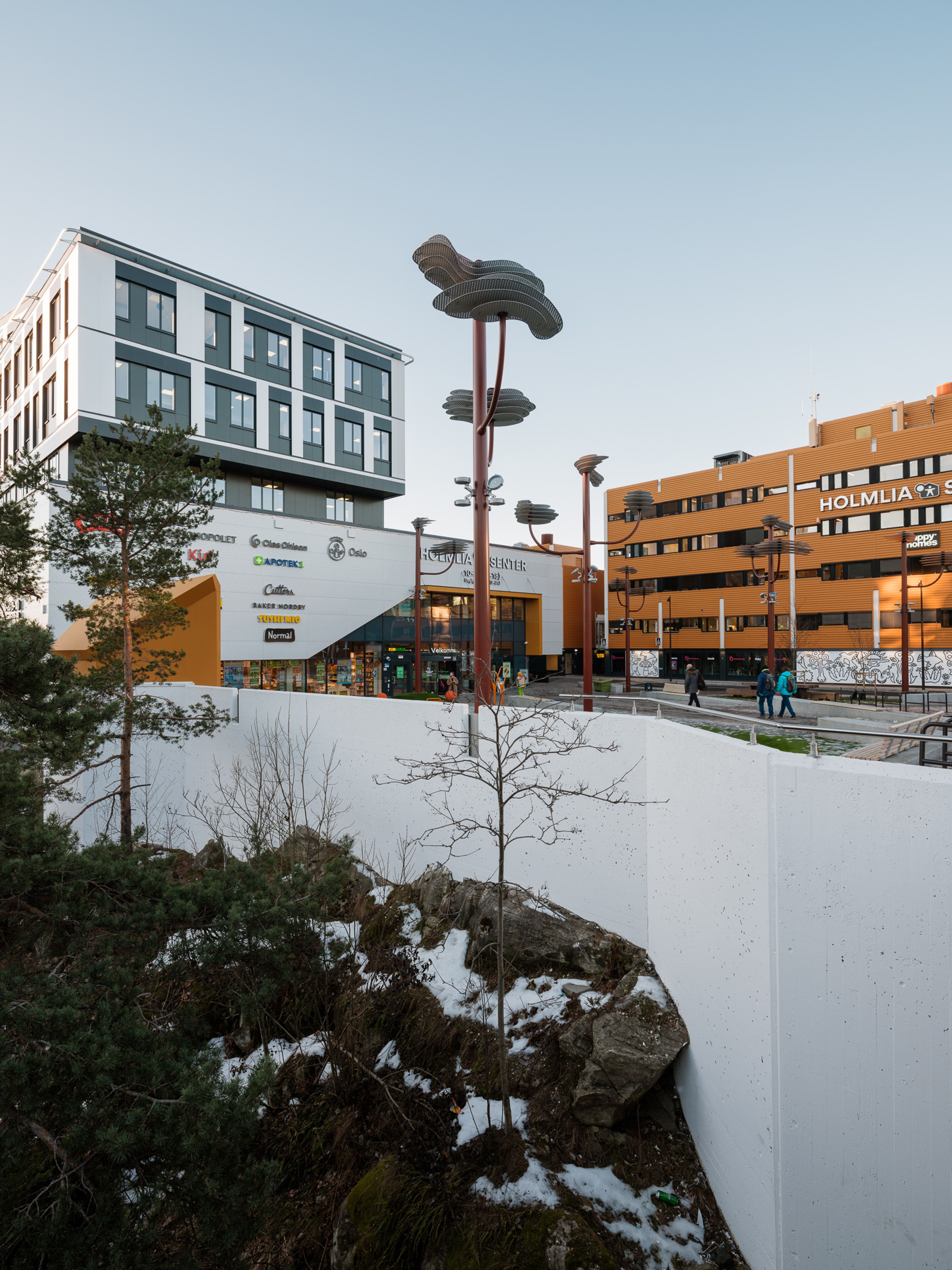 Bilde av gammel og ny fasade på Holmlia Senter.