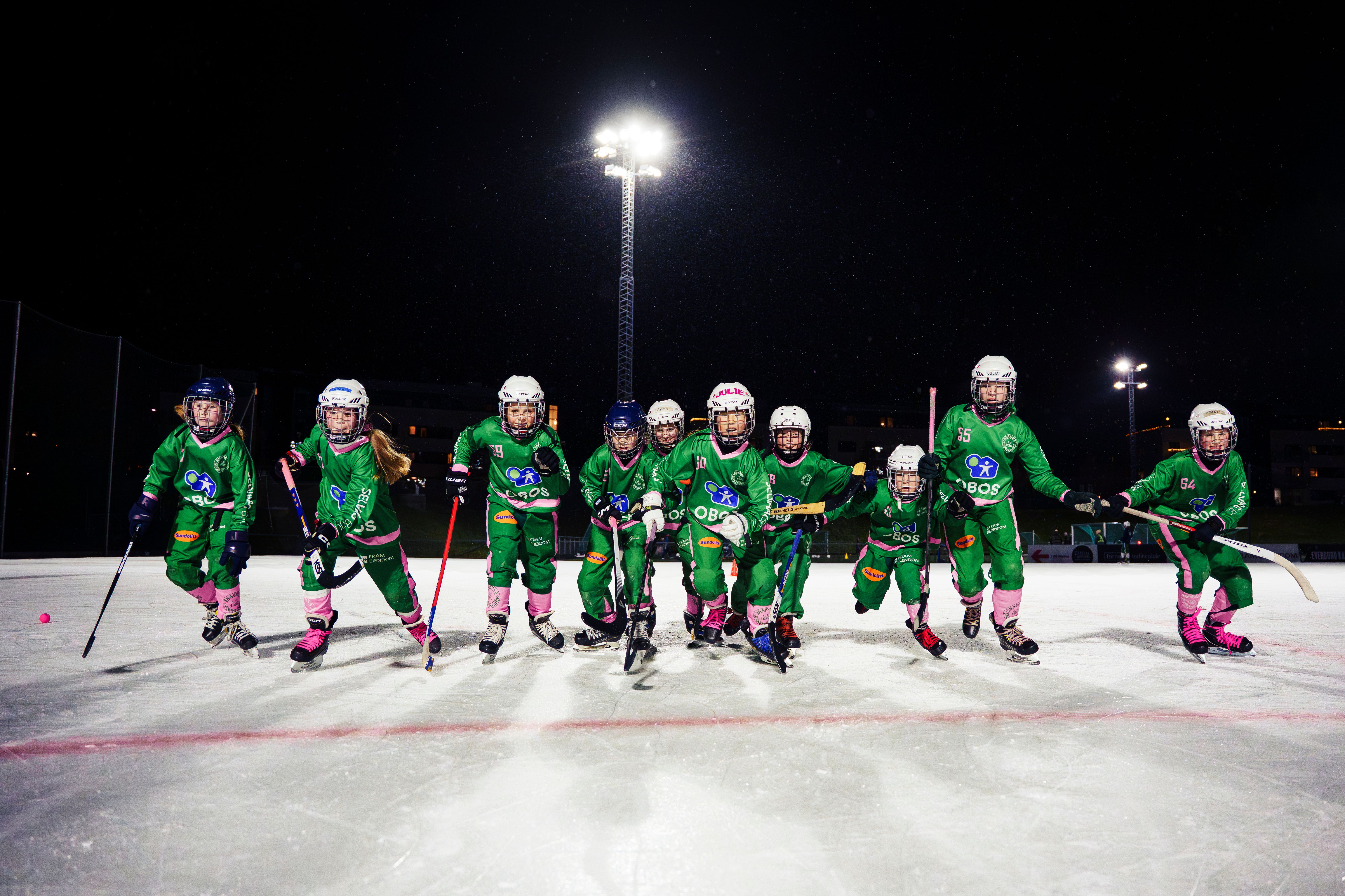 Bilde av hockeyjentene som kommer i ful fart mot kameraet. 