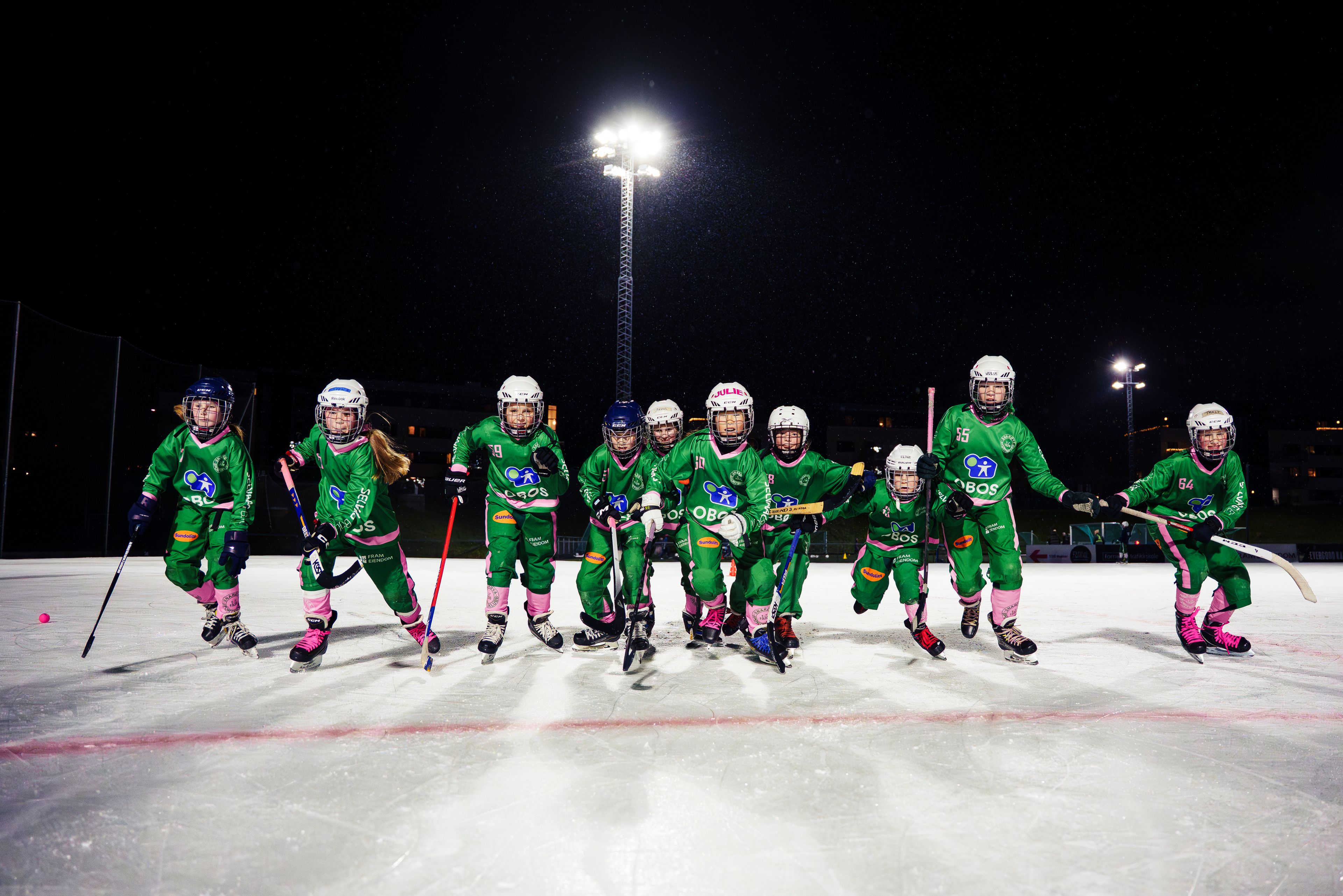 Bilde av hockeyjentene som kommer i ful fart mot kameraet.
