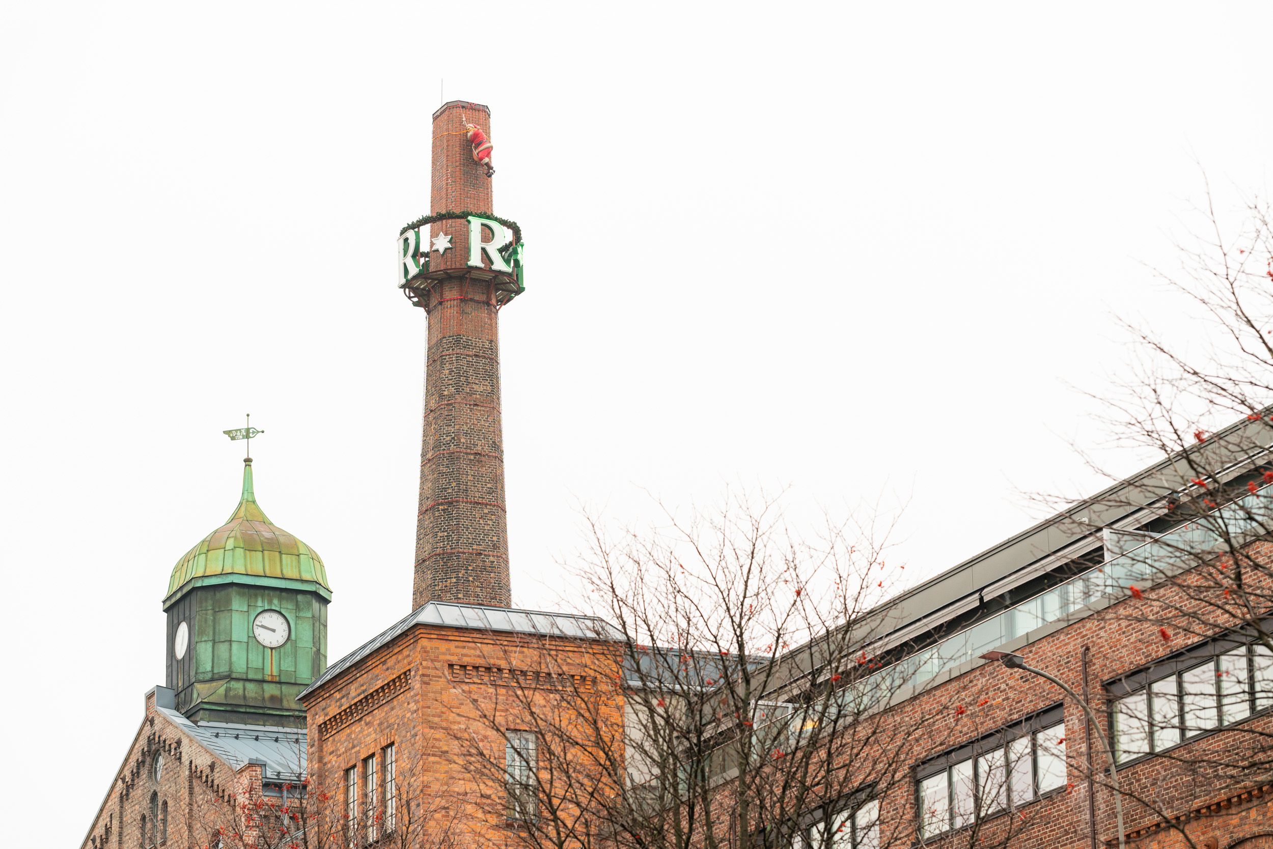Foto av Ringnes Park og den tidløse pipa i det gamle bryggeriet.