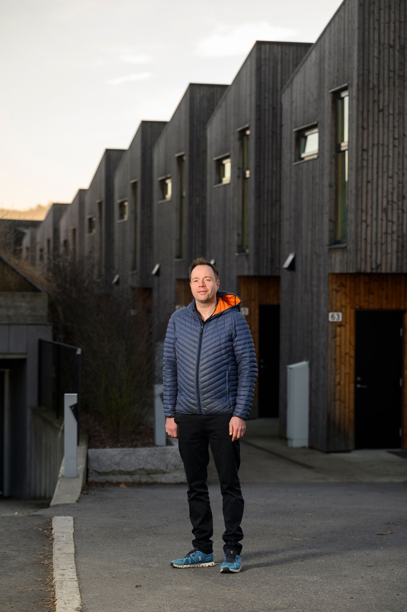 Alexander står på gangstien foran boligene på Masserudtunet.