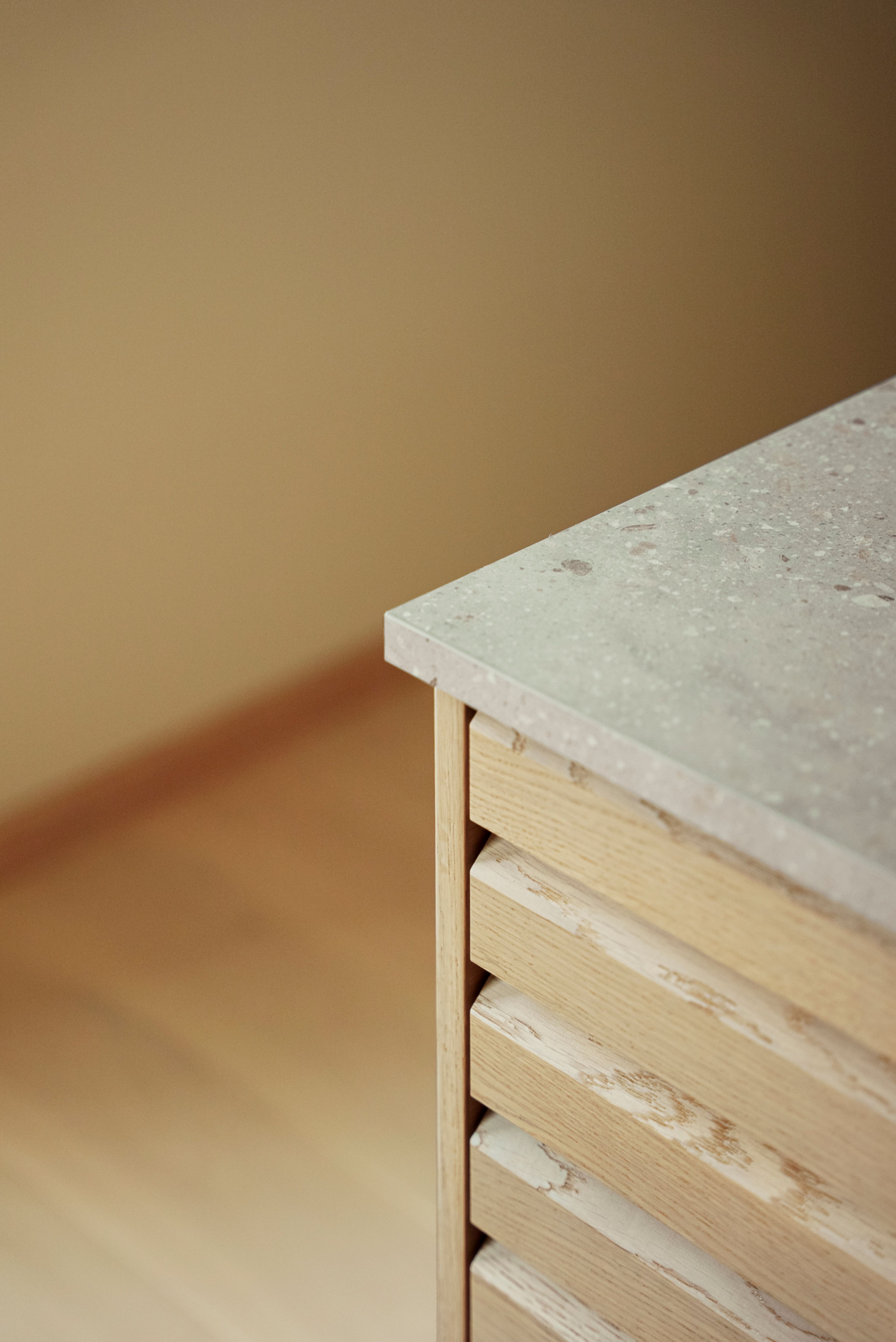 Detaljbilde av kjøkkenbenk med benkeplate i stein