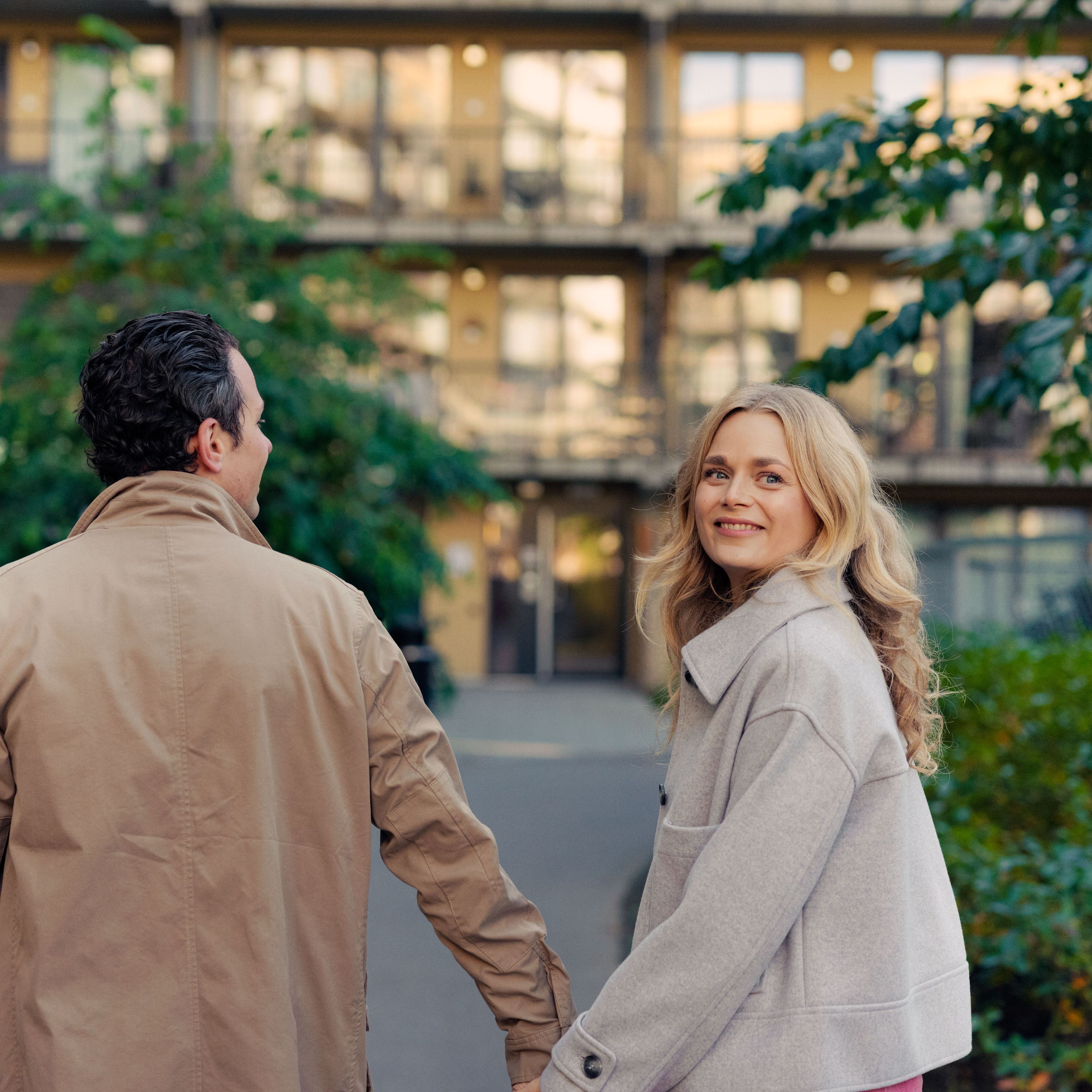 Ett par går genom ett OBOS byggt område