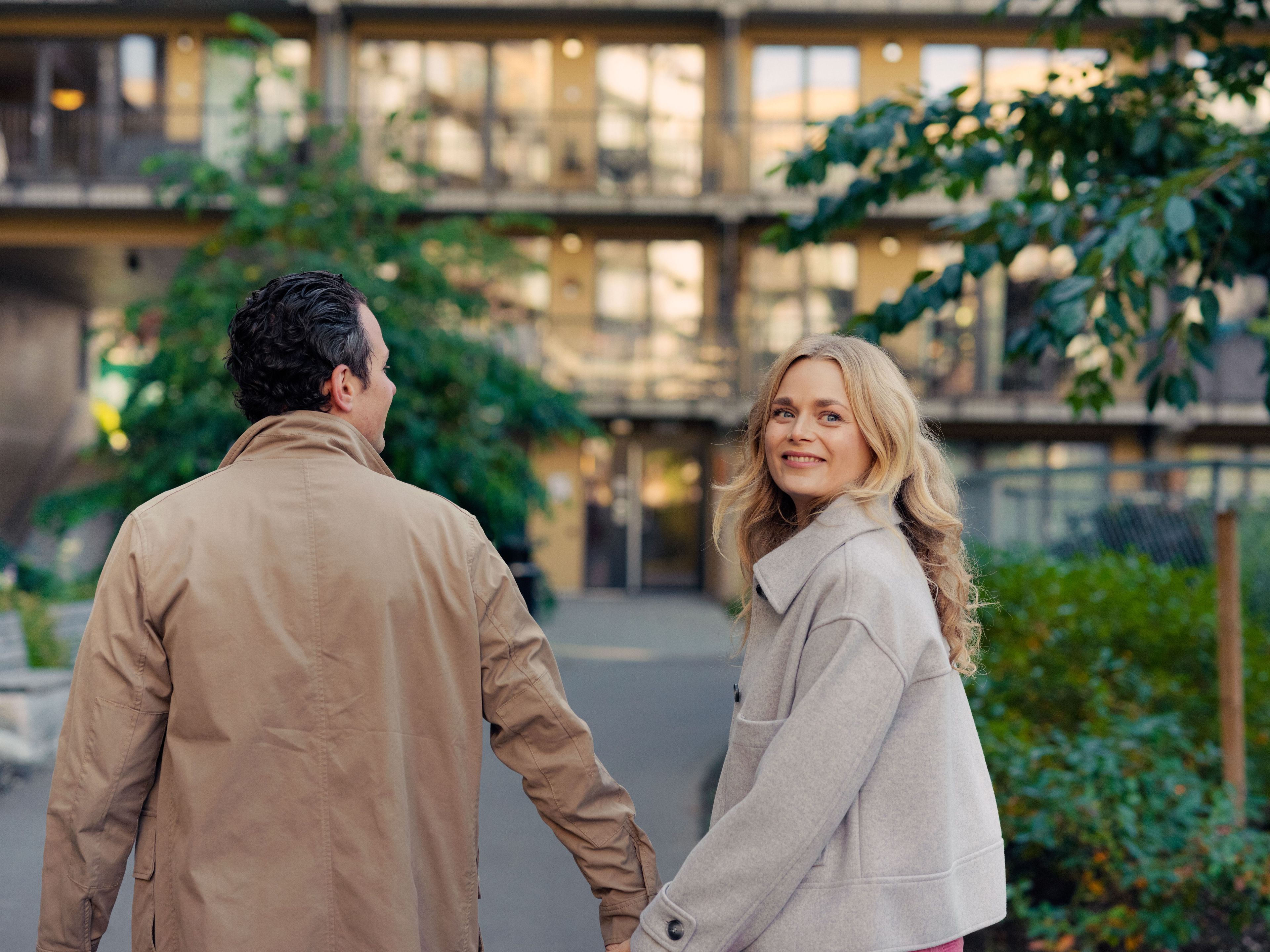 Foto av stuen hjemme hos Ane i Solon-bolig i Ski. Ane sitter i en stol.