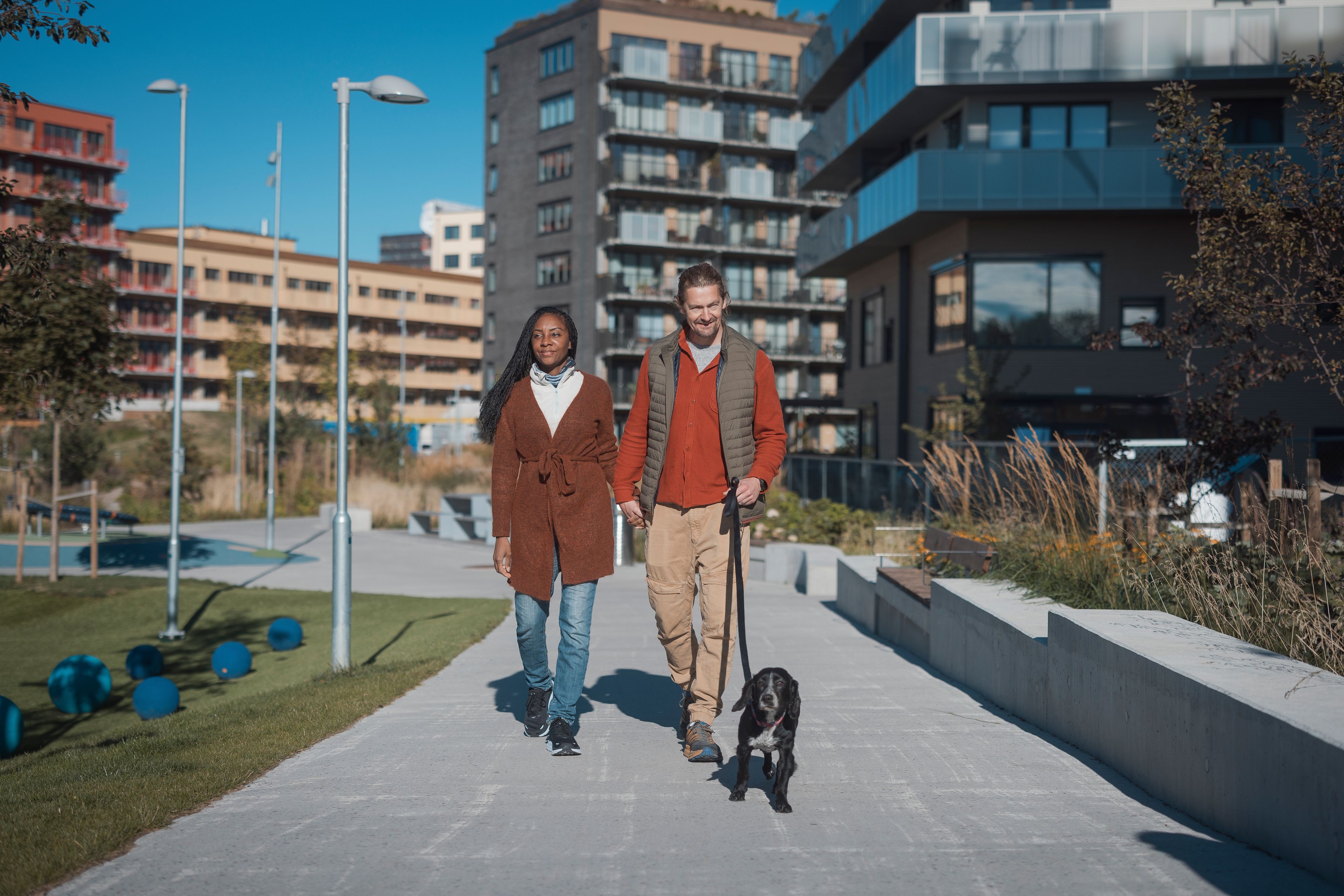Par som går tur med hund på Ulven