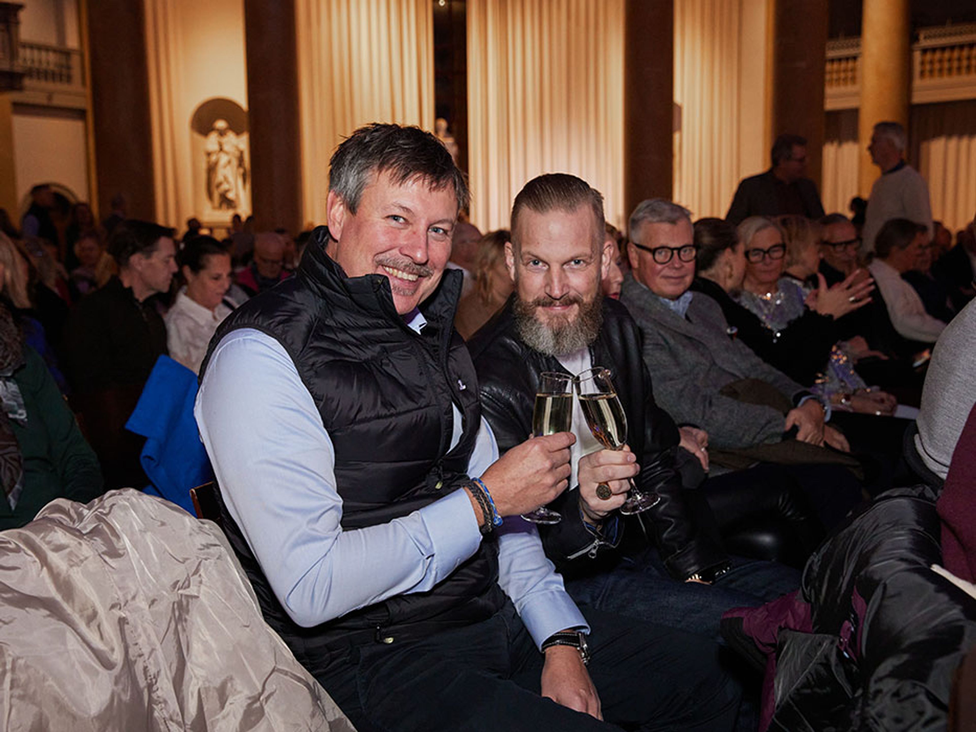 Medlemmar som skålar