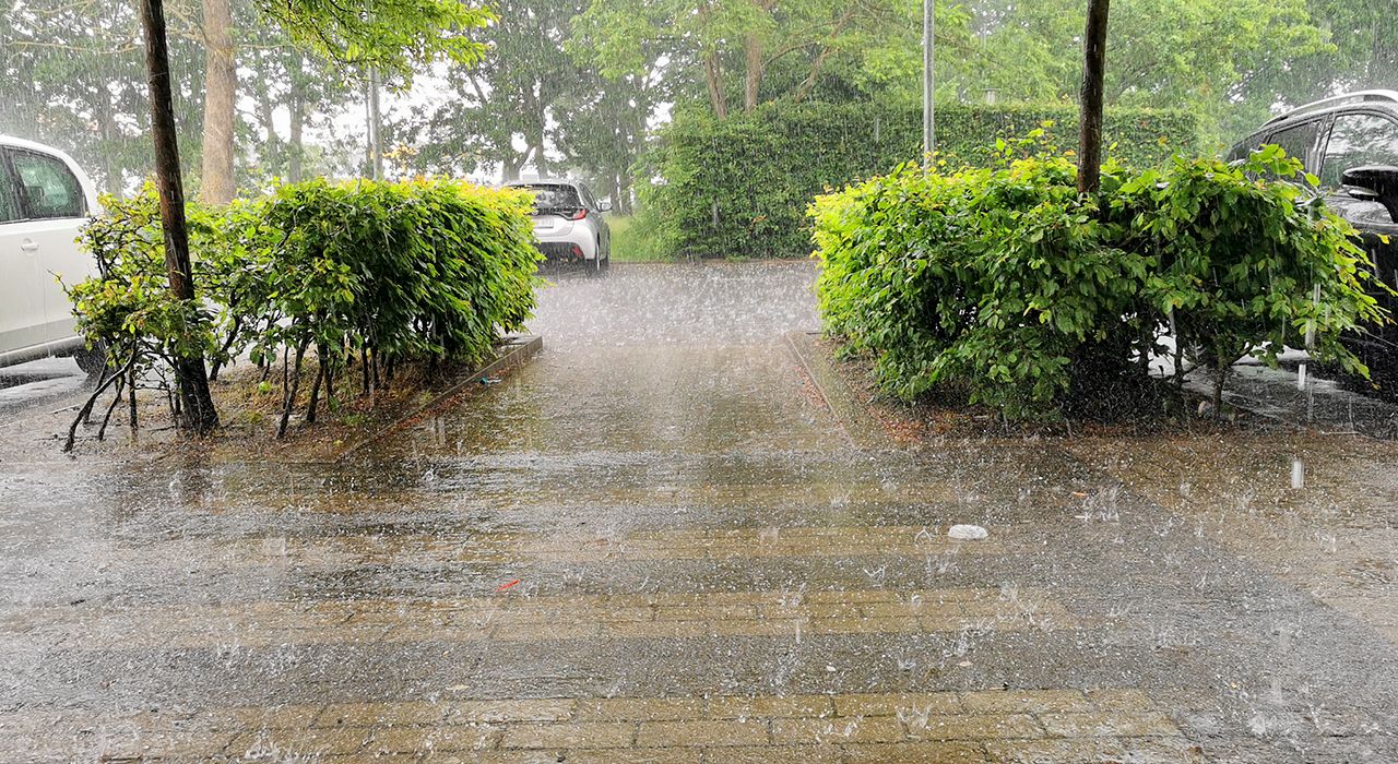 Parkeringsplass med overvann