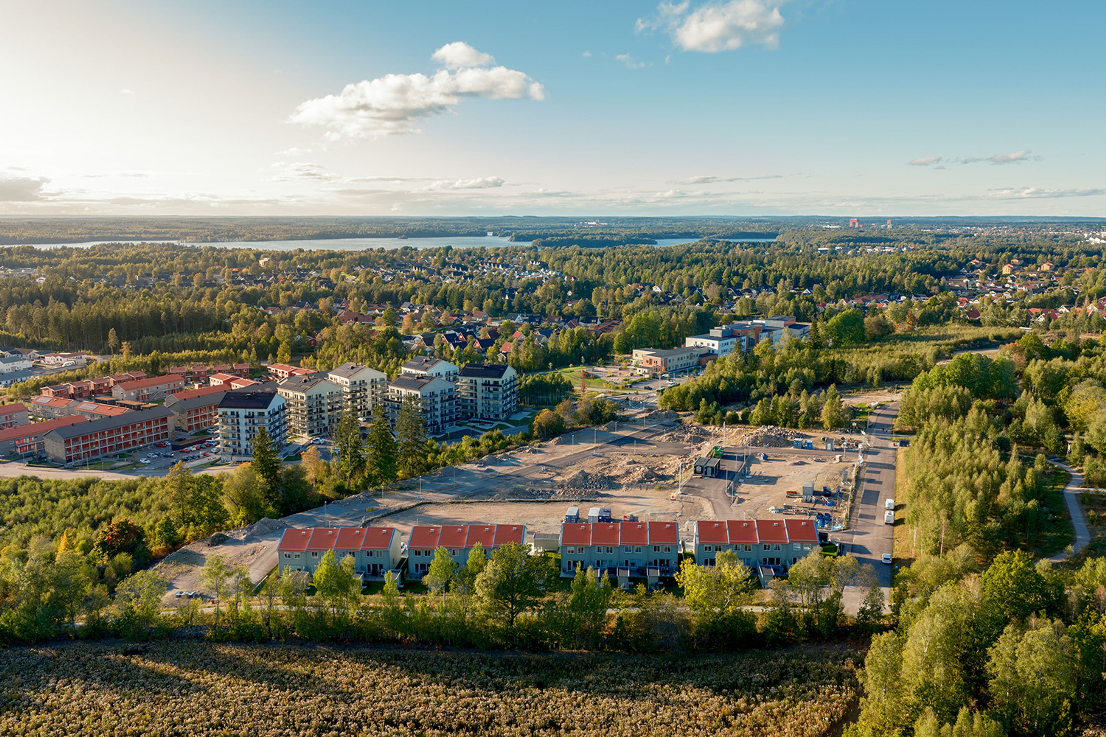 Flygfoto på de nya kvarteren på Telestadshöjden, med en omgivning av skog och sjö.