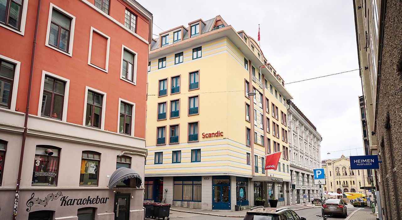 Foto av fasaden og inngangspartiet til Scandic Karl Johan i Arbeidergata 4 i Oslo.