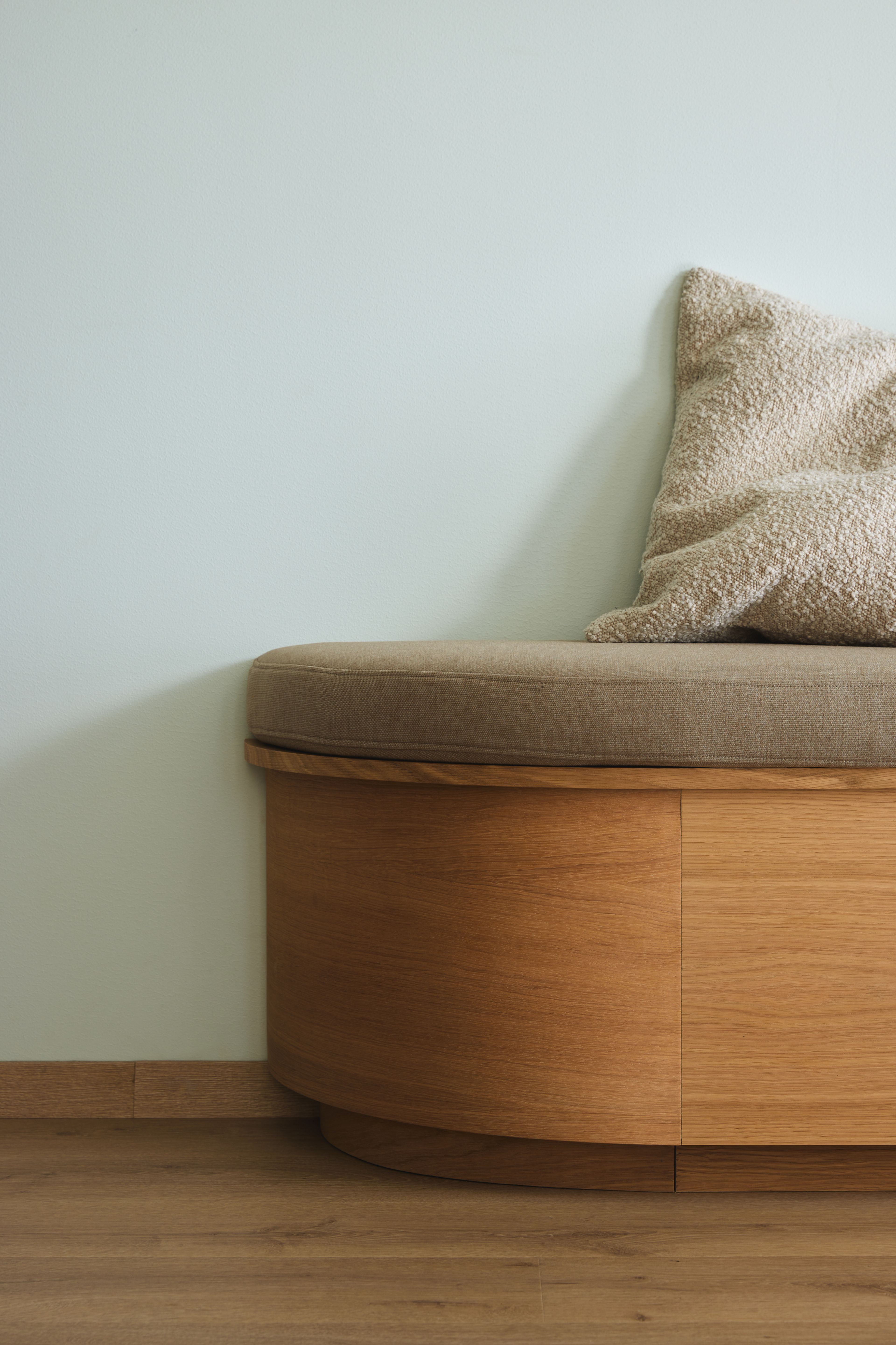 Nærbilde av hjørnet av stuebenken med skapplass innebygd i benken