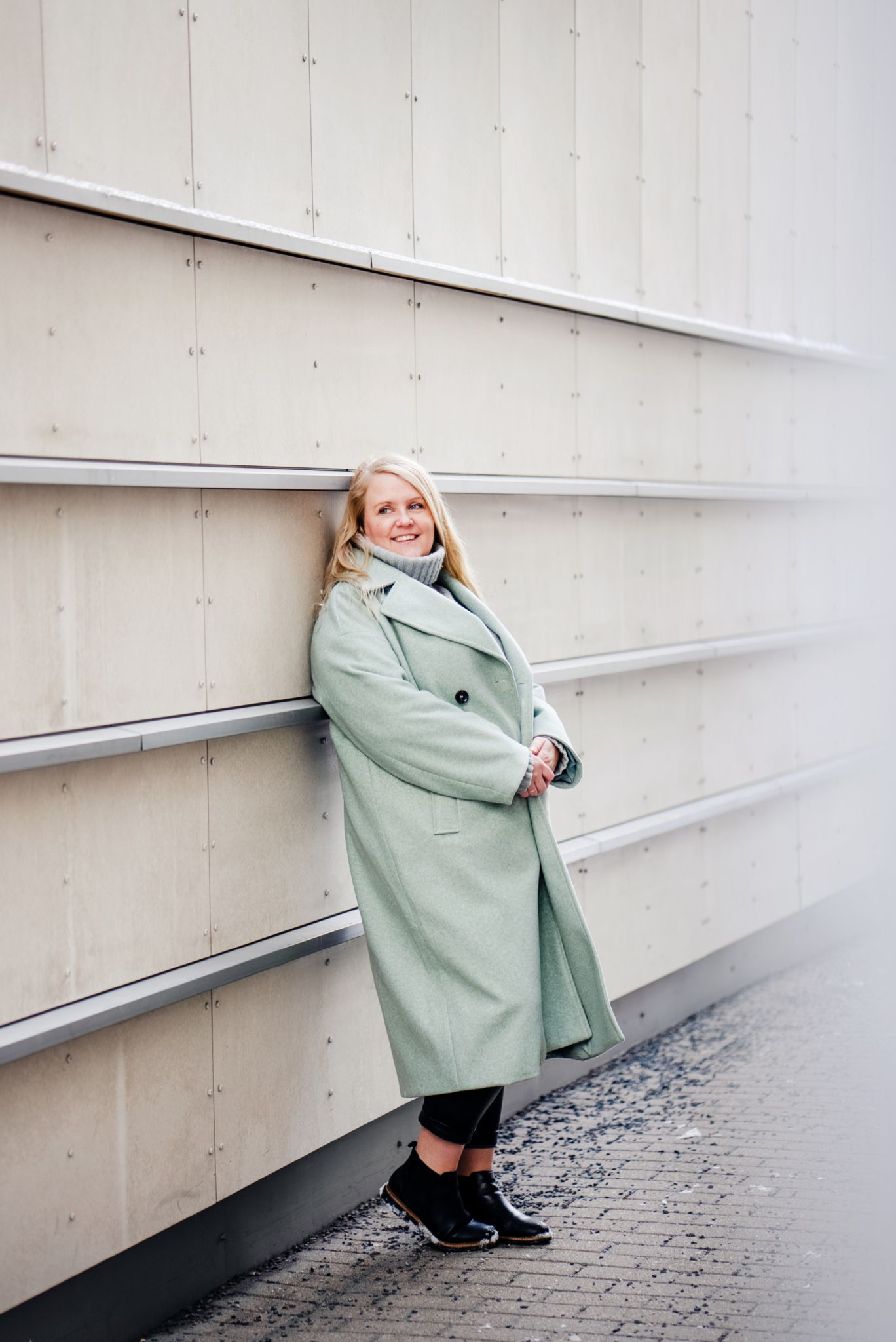 Portrett av Josefin inntil en vegg.