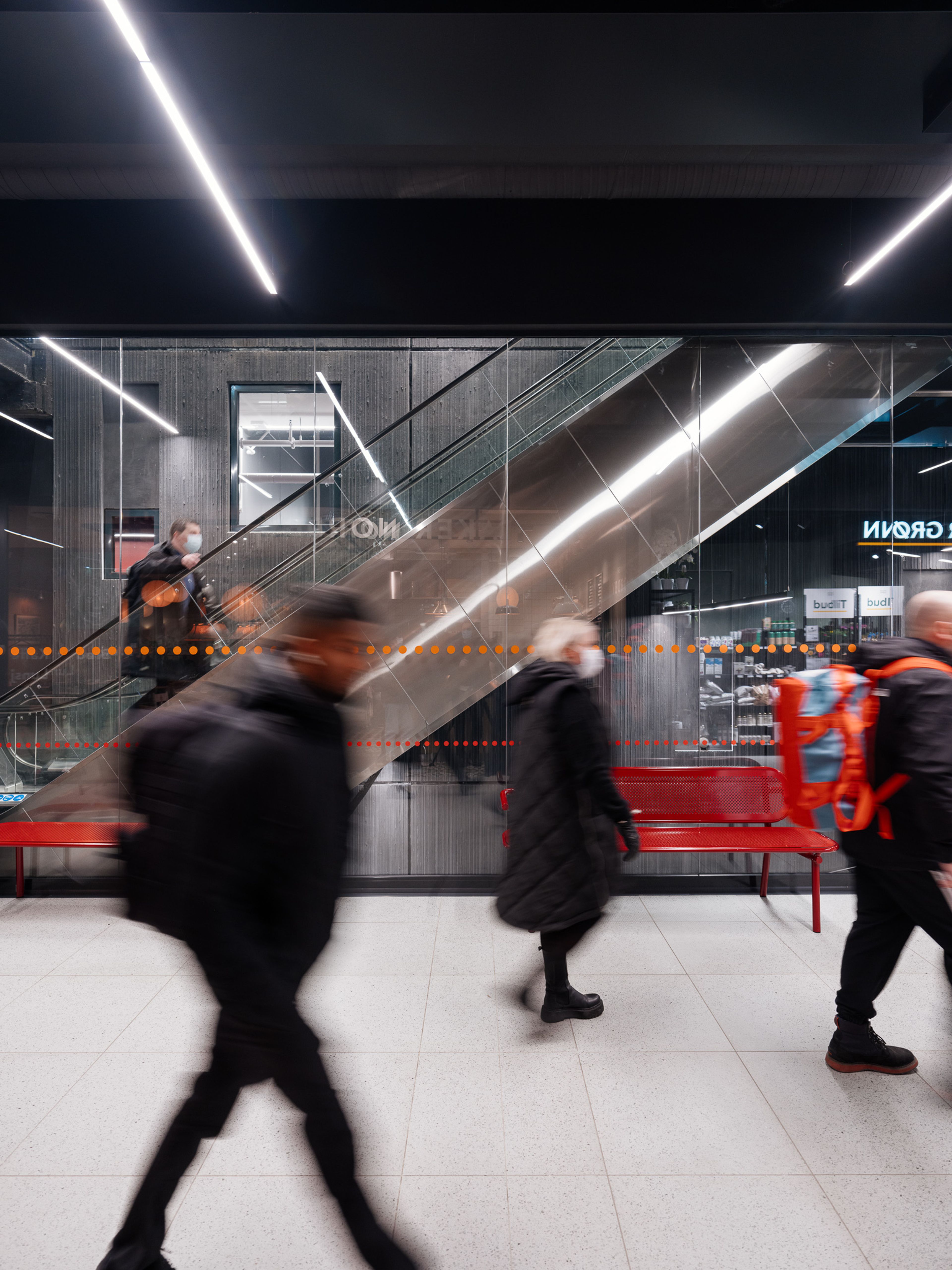 Bilde av folk som haster forbi på Holmlia Senter.