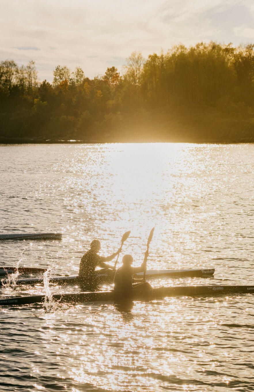 To padler kajakk i solen