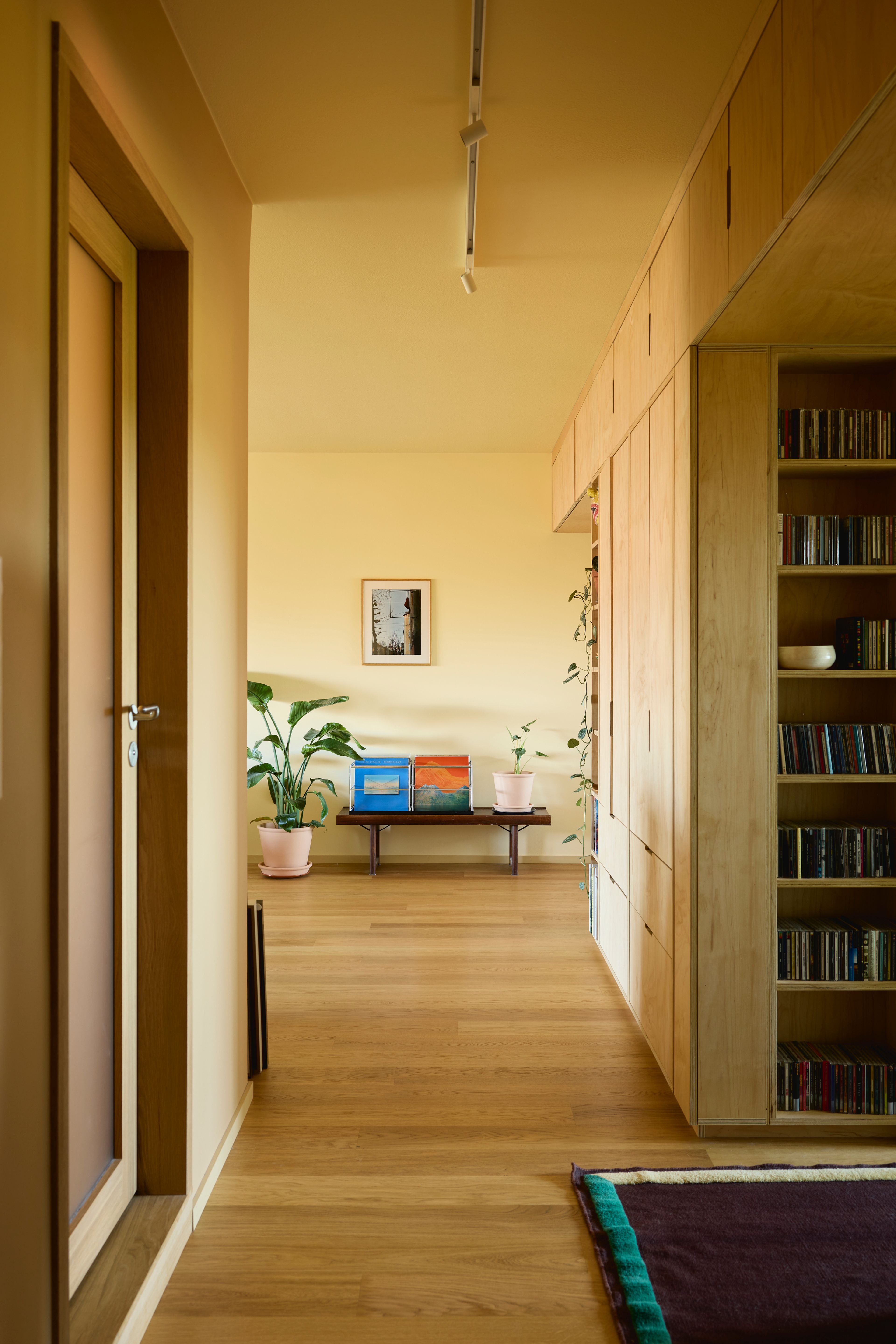 En gang med plassbygde skap i finer.