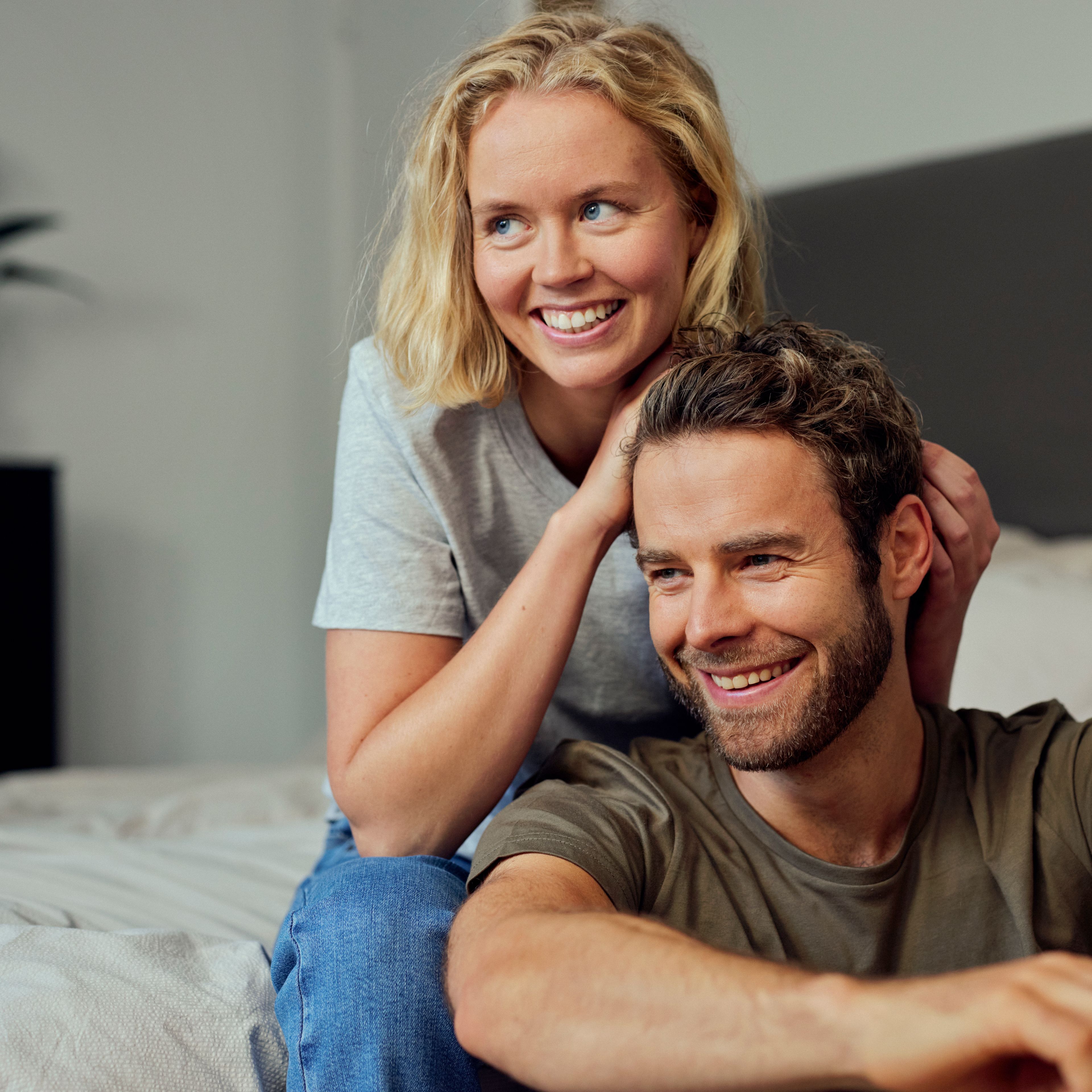 Kvinne og mann som smiler