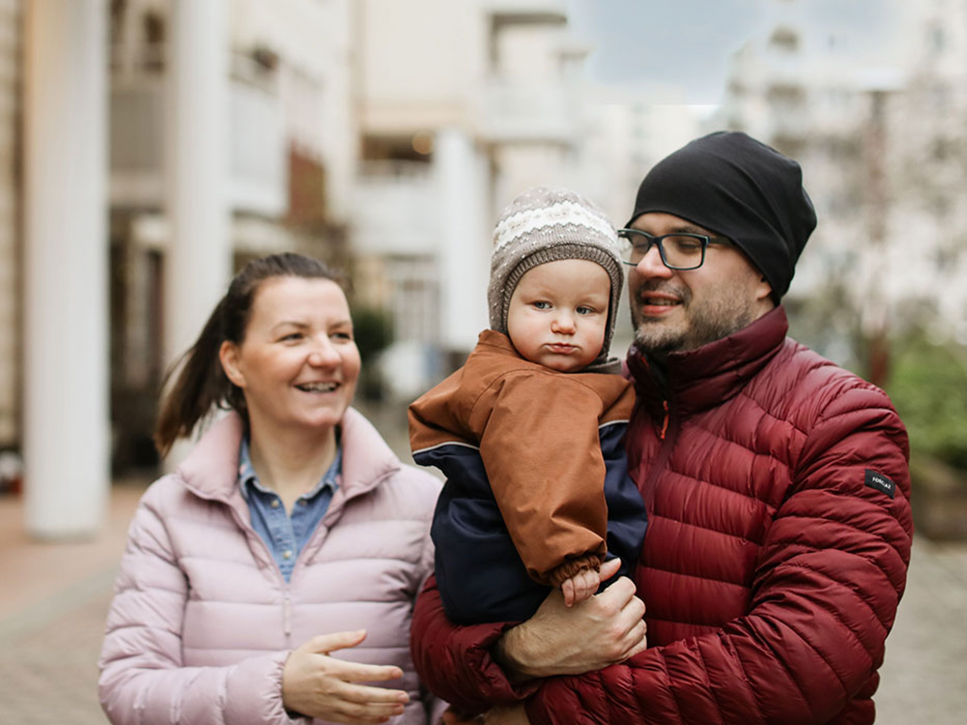 Hela familjen utomhus tillsammans