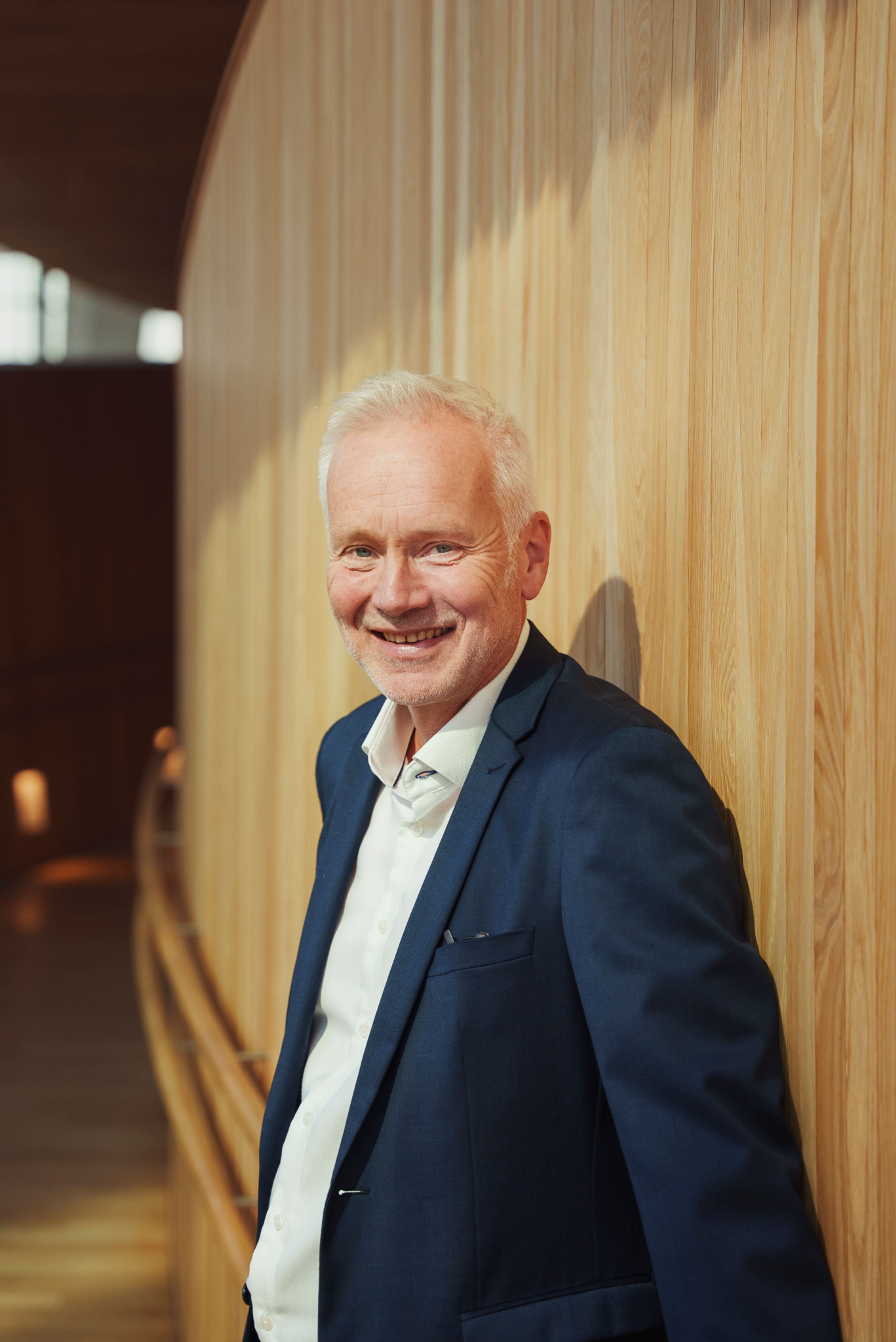 Geir Bergkastet står lent inn mot en vegg i Operaen.