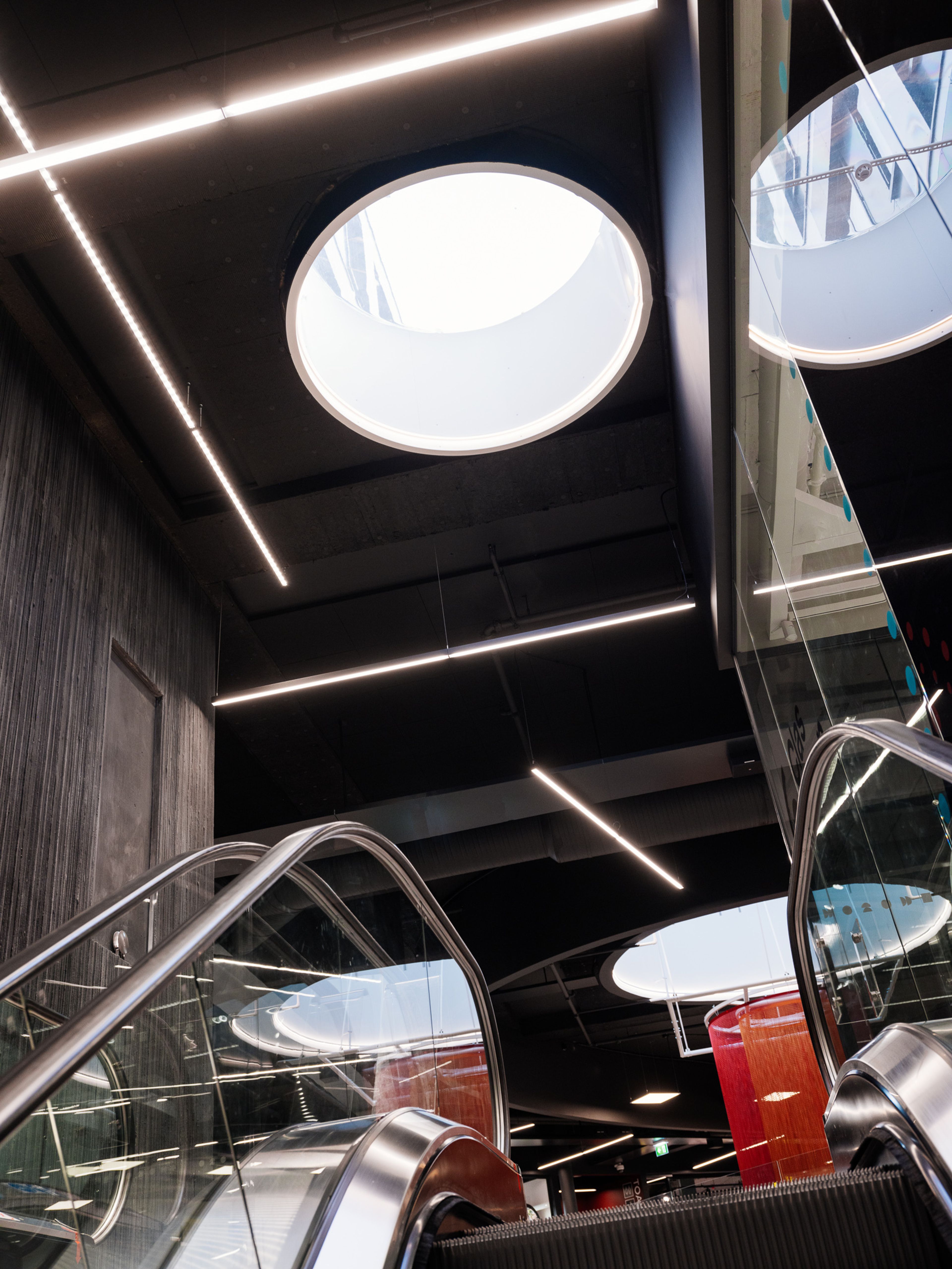 Bildet viser en rulletrapp på Holmlia Senter.