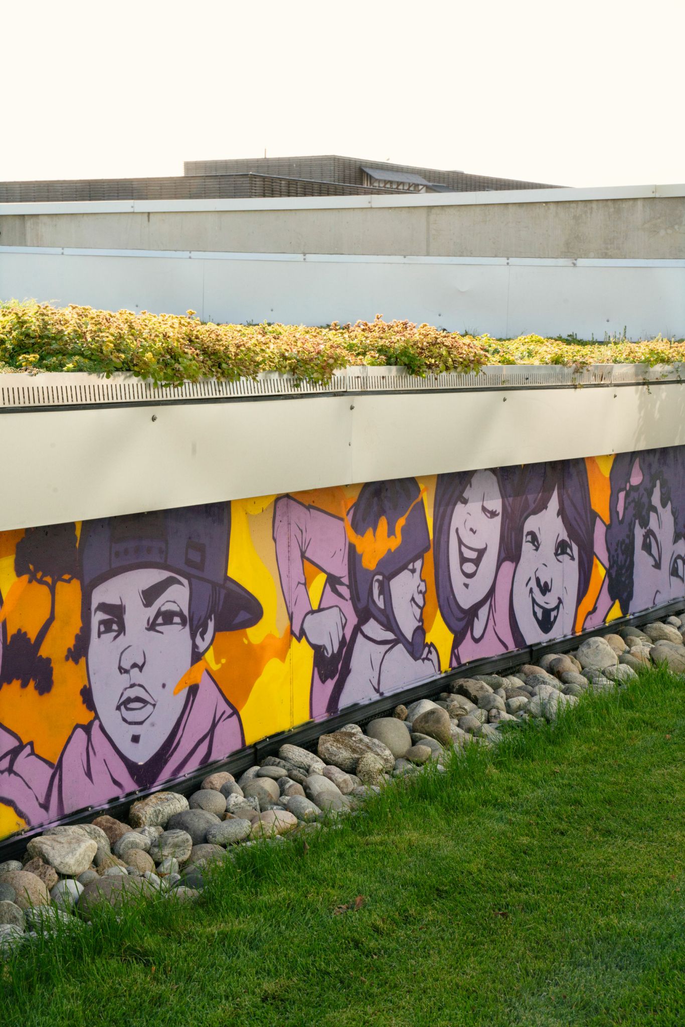 Foto av flere ungdom som har blitt en del av grafittiveggen