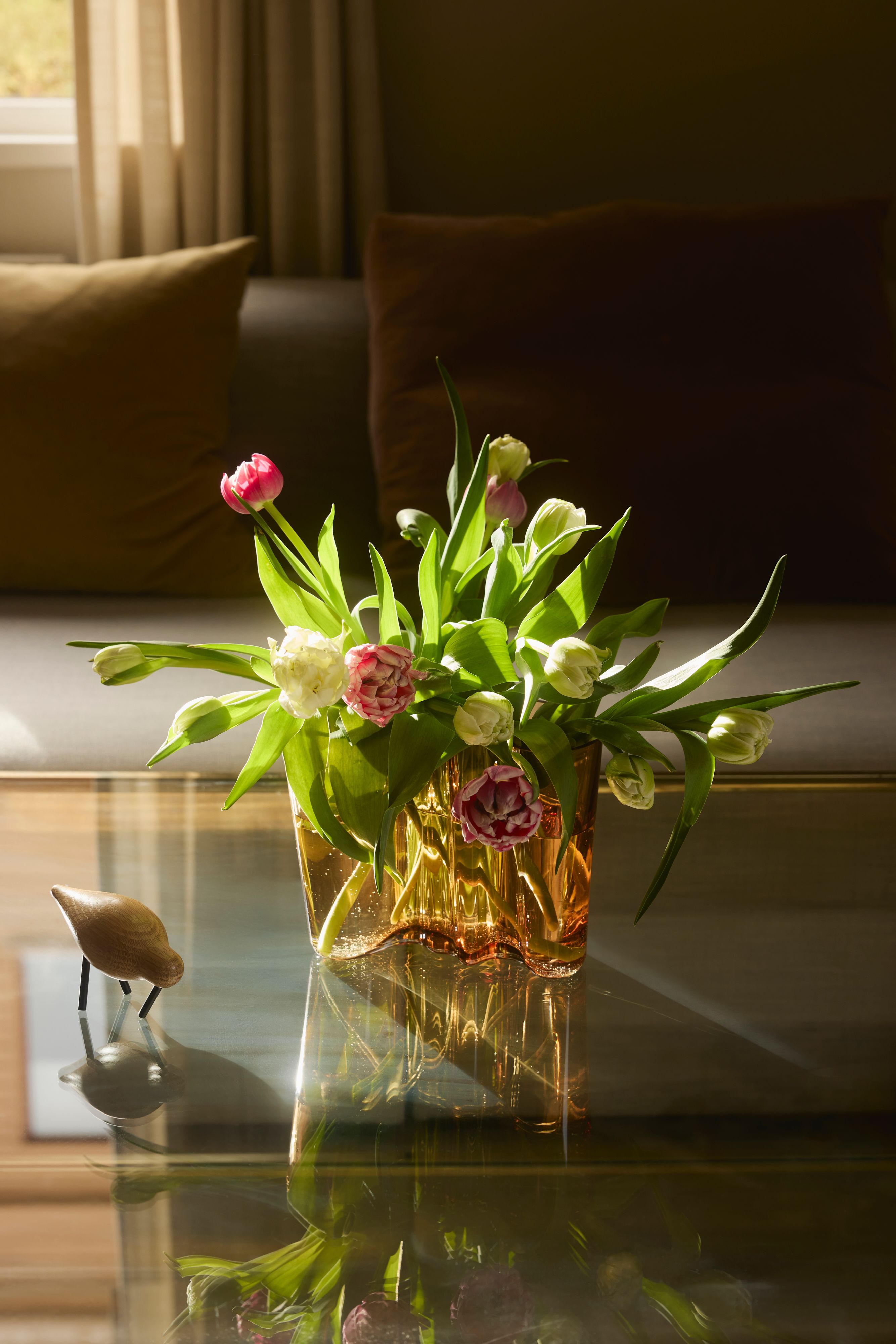 En bukett med tulipaner i dagslys.