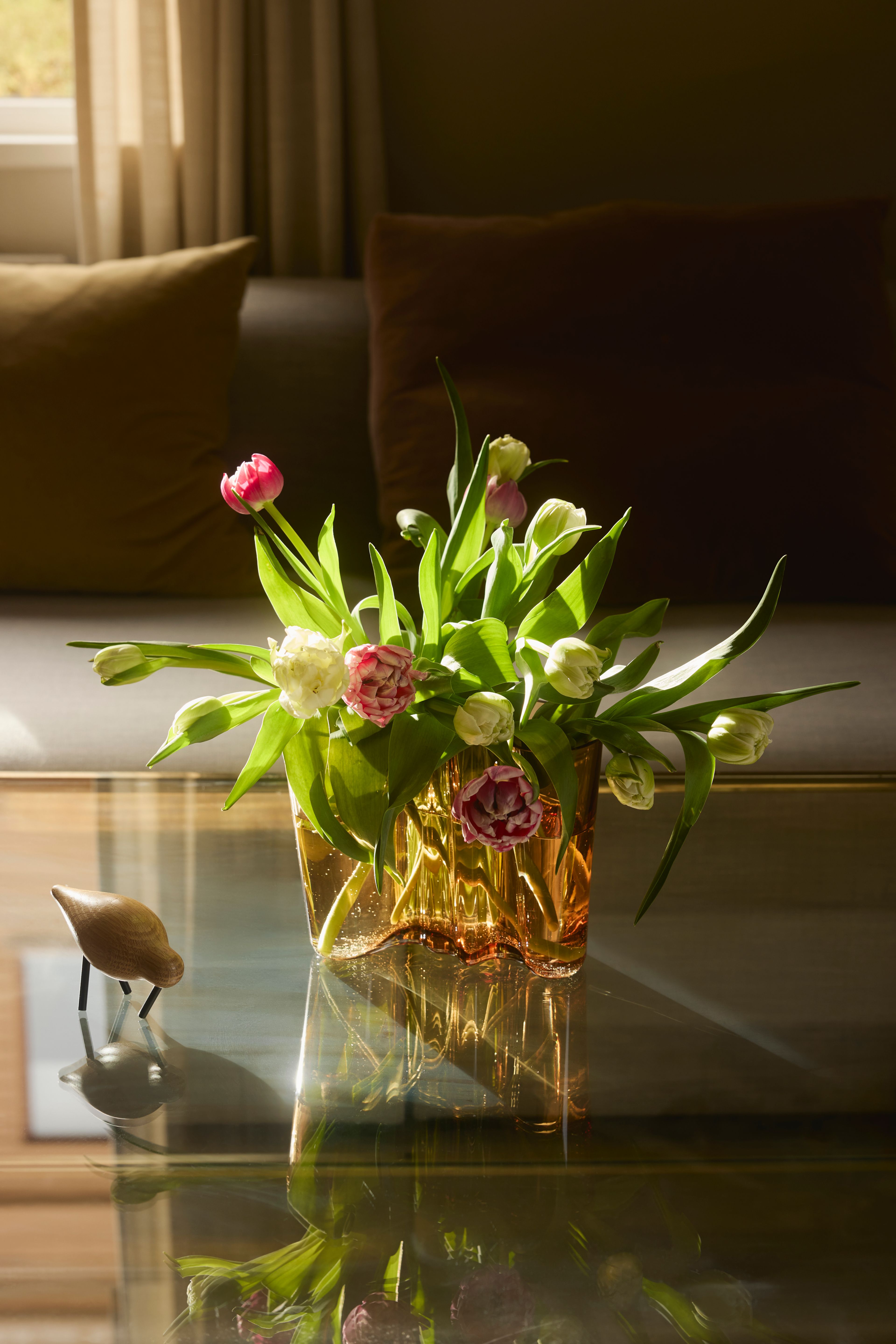 En bukett med tulipaner i dagslys.