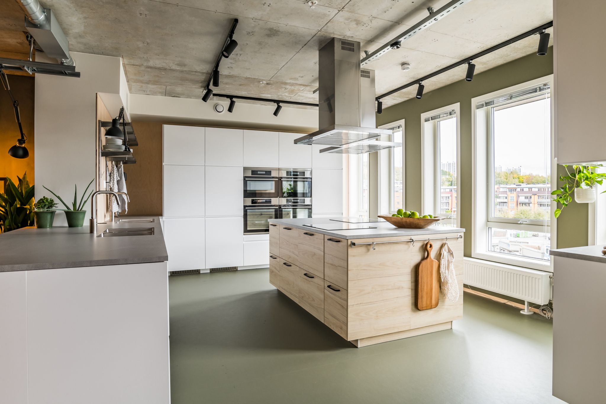 Hvitt og trehvitt stort kjøkken fra Drømmekjøkkenet i OBOS Living Lab