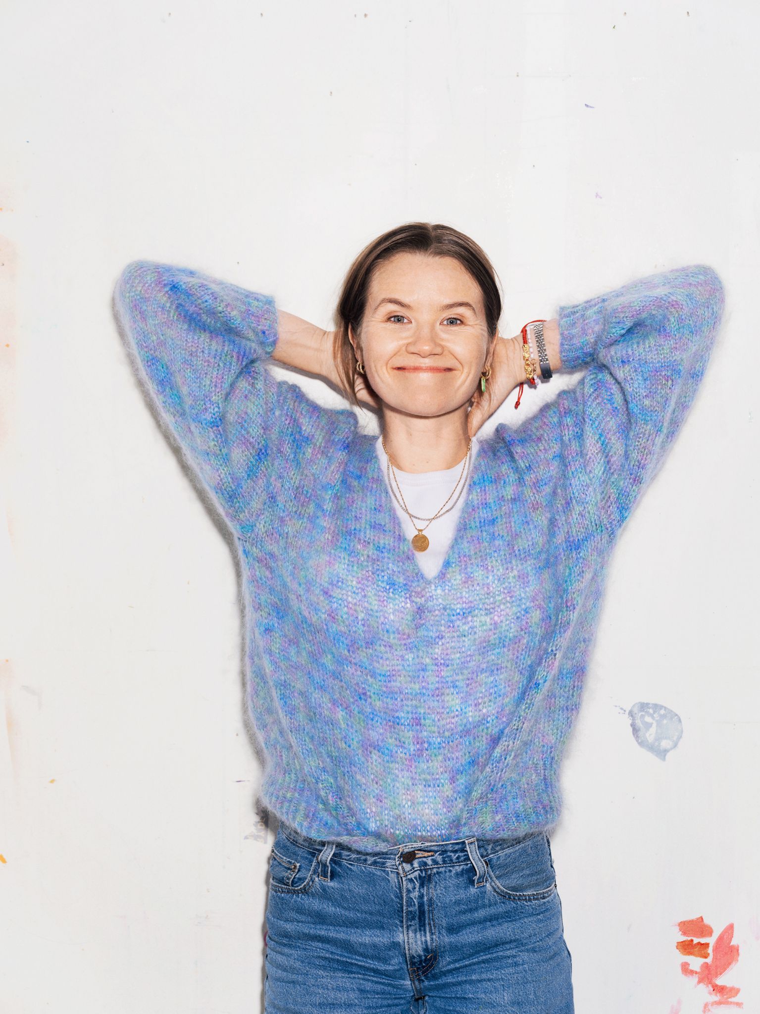 Live Nelvik holder hendene bak hodet og smiler.