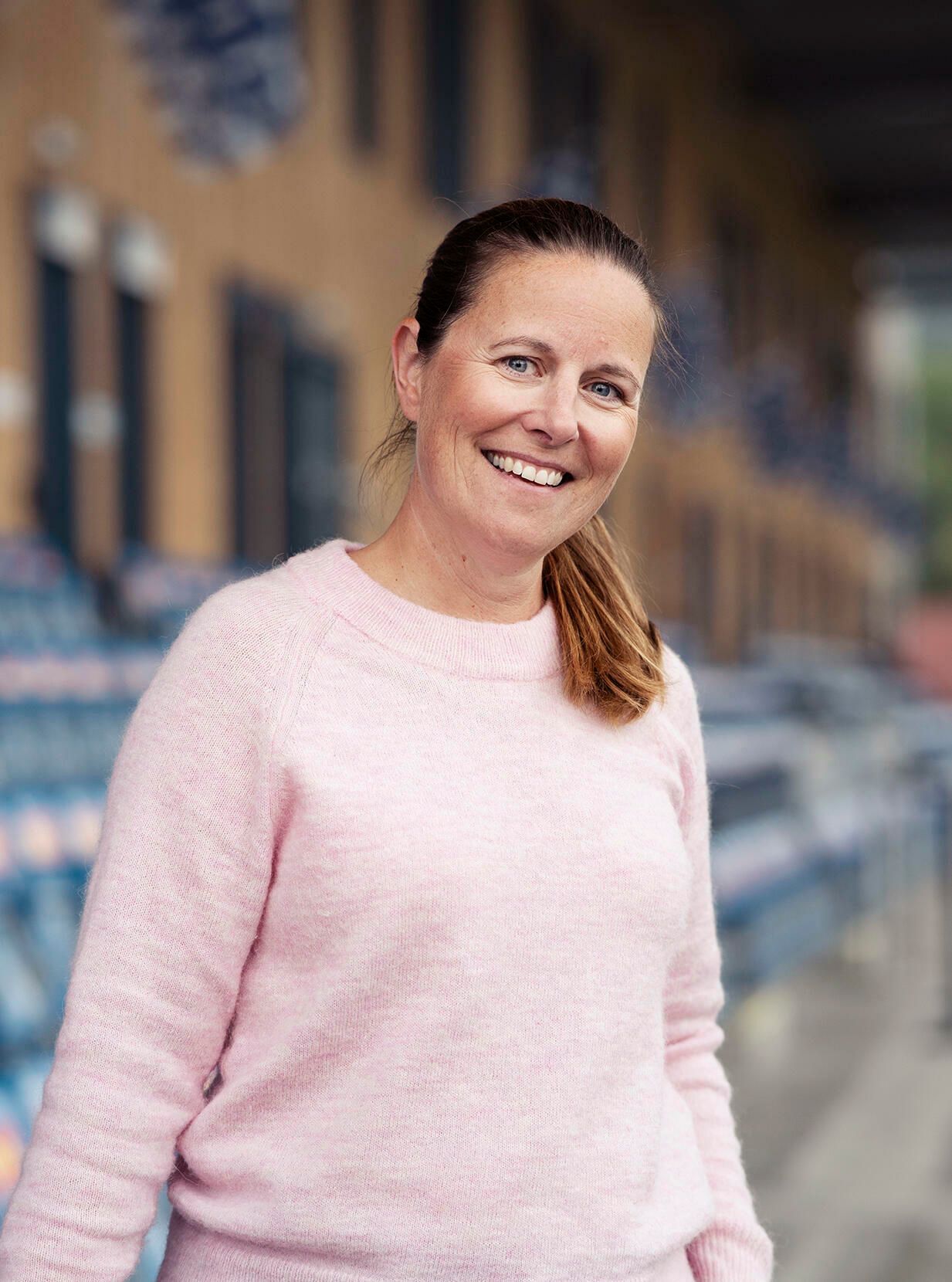 Portrett av Stina foran tribunen på Ranheim Stadion.