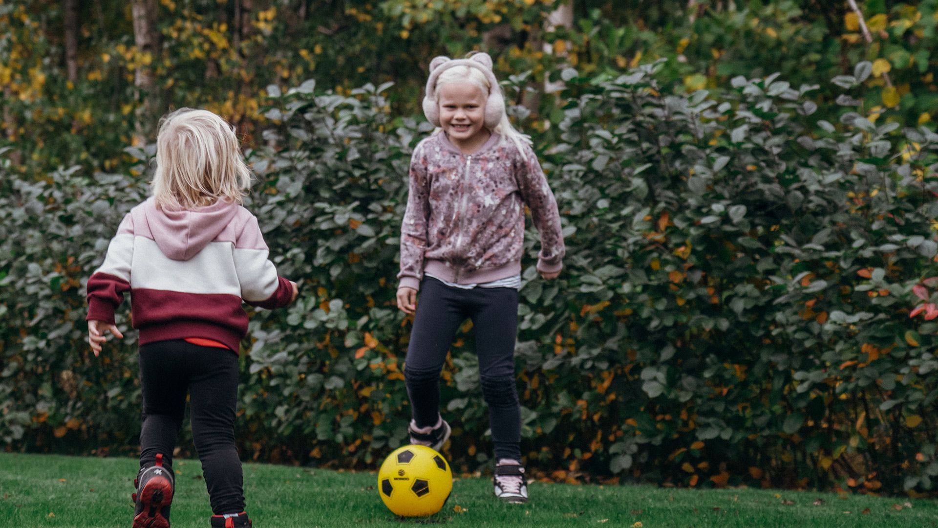 Barn som spelar fotboll