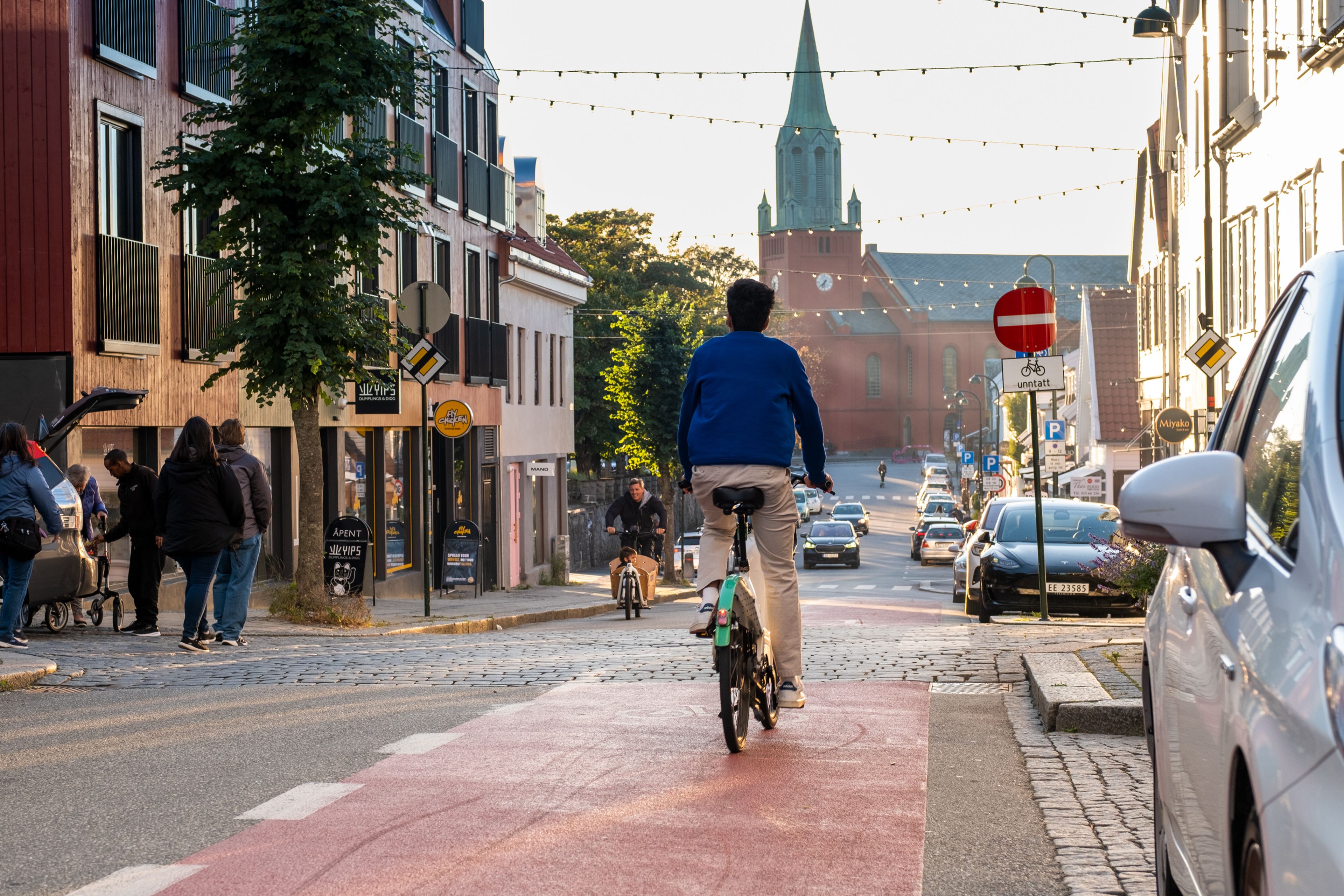 Syklist triller nedover Pedersgata i Stavanger