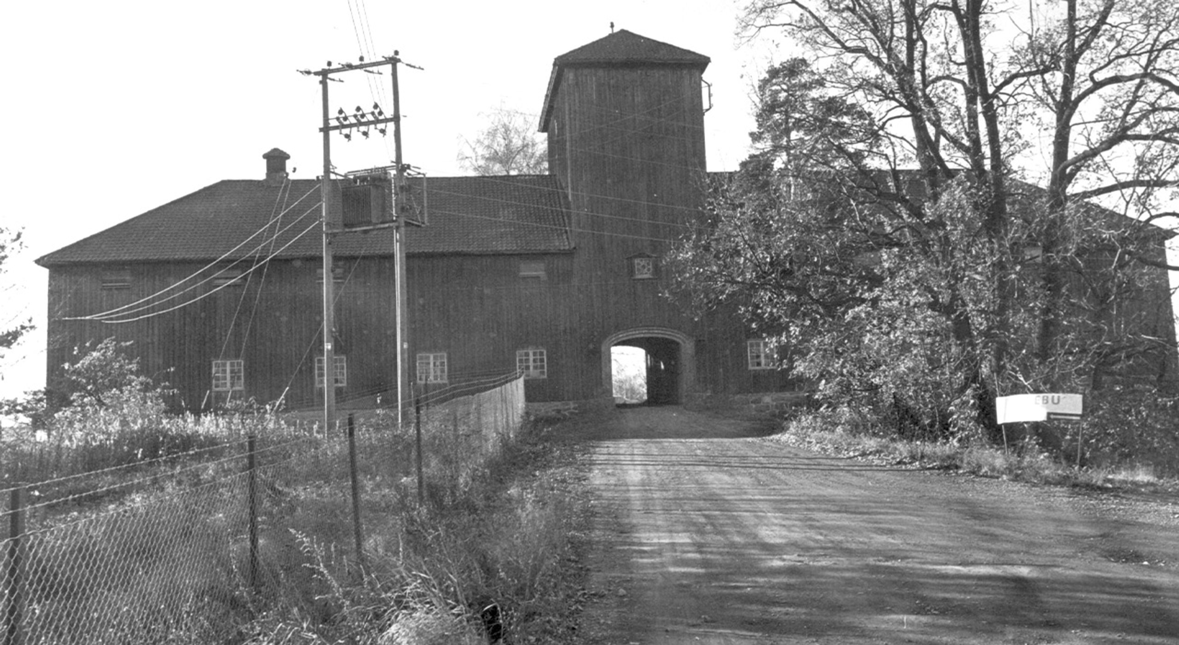 Gammelt svart-hvitt fotografi av veien opp til Oksenøya bruk