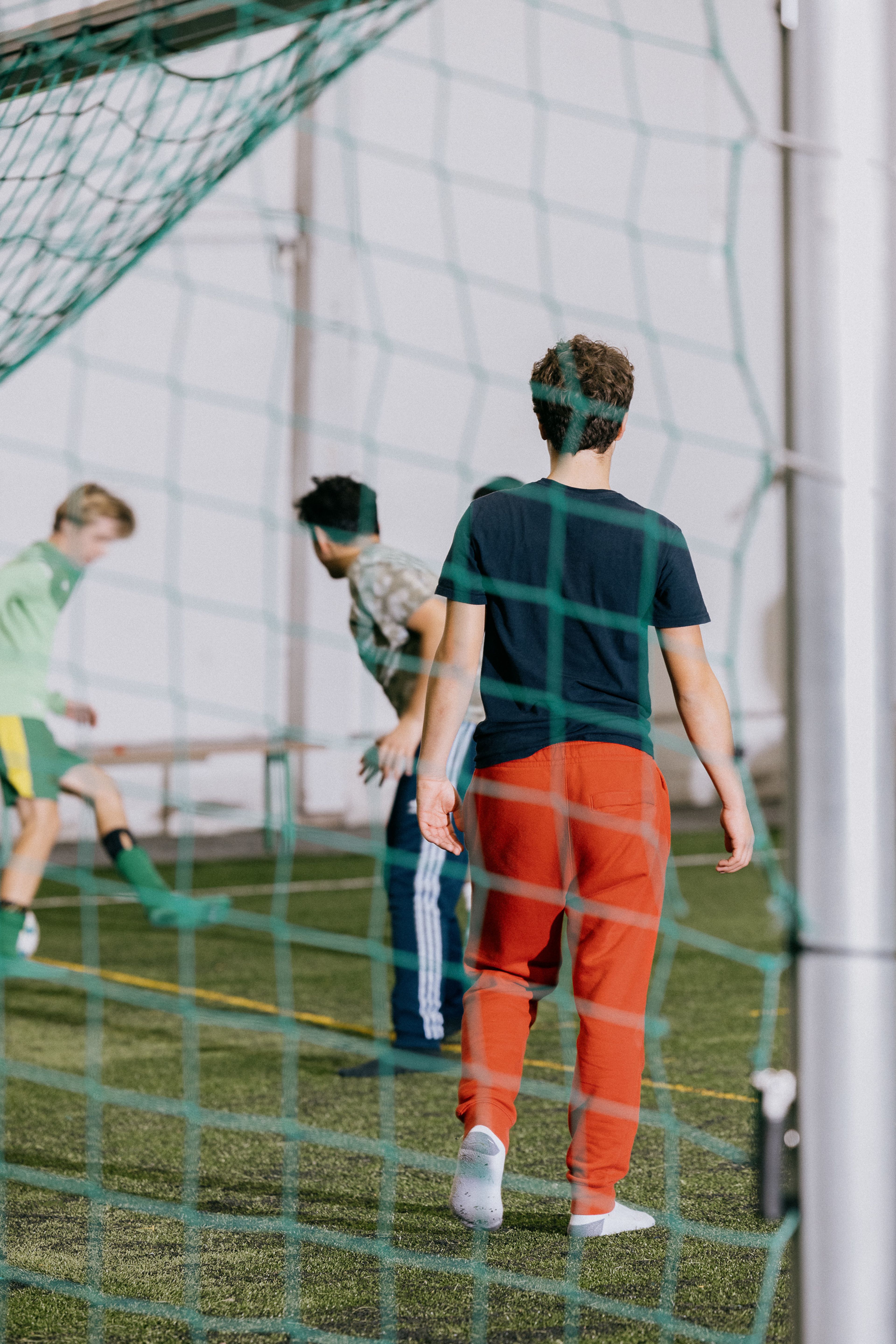 En gutt med rød bukse spiller keeper under kampen.