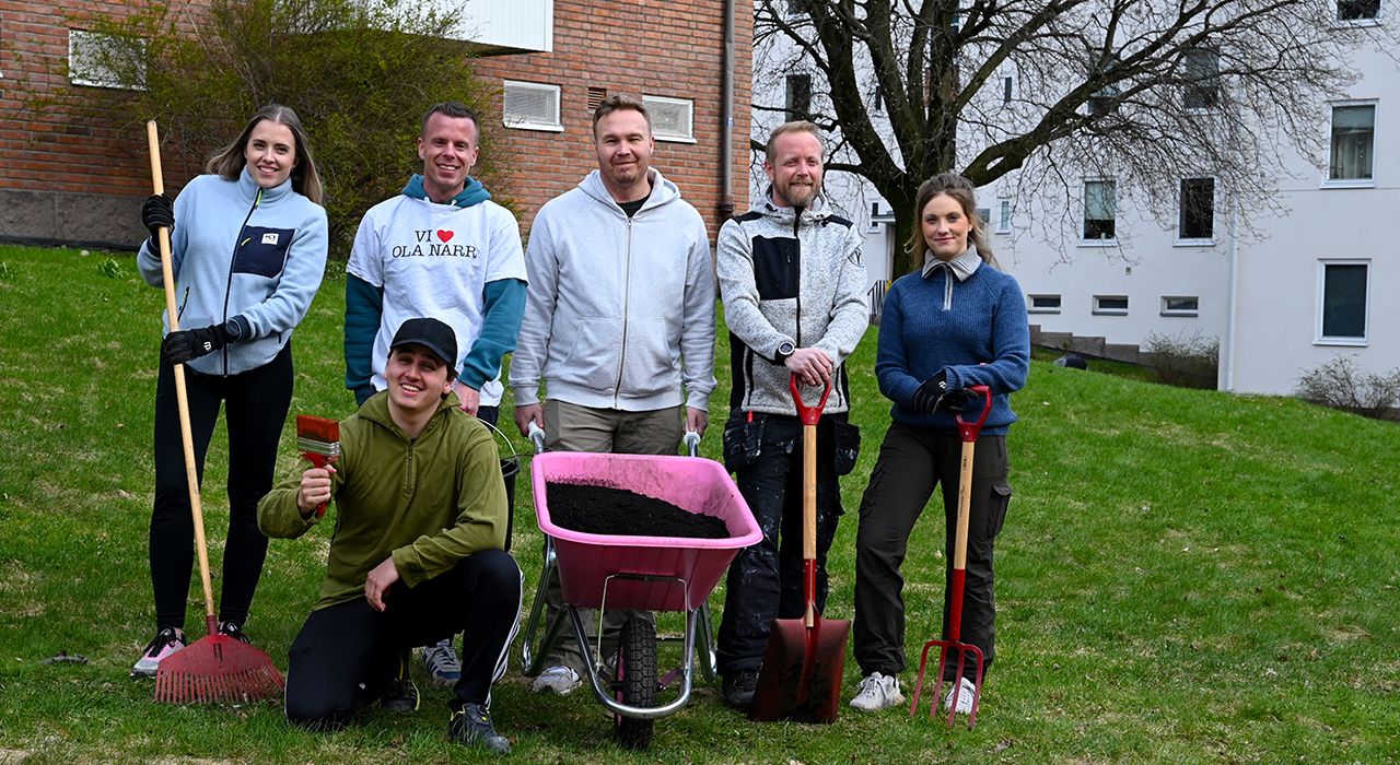 Noen av de fremmøtte på dugnaden til Ola Narr borettslag.