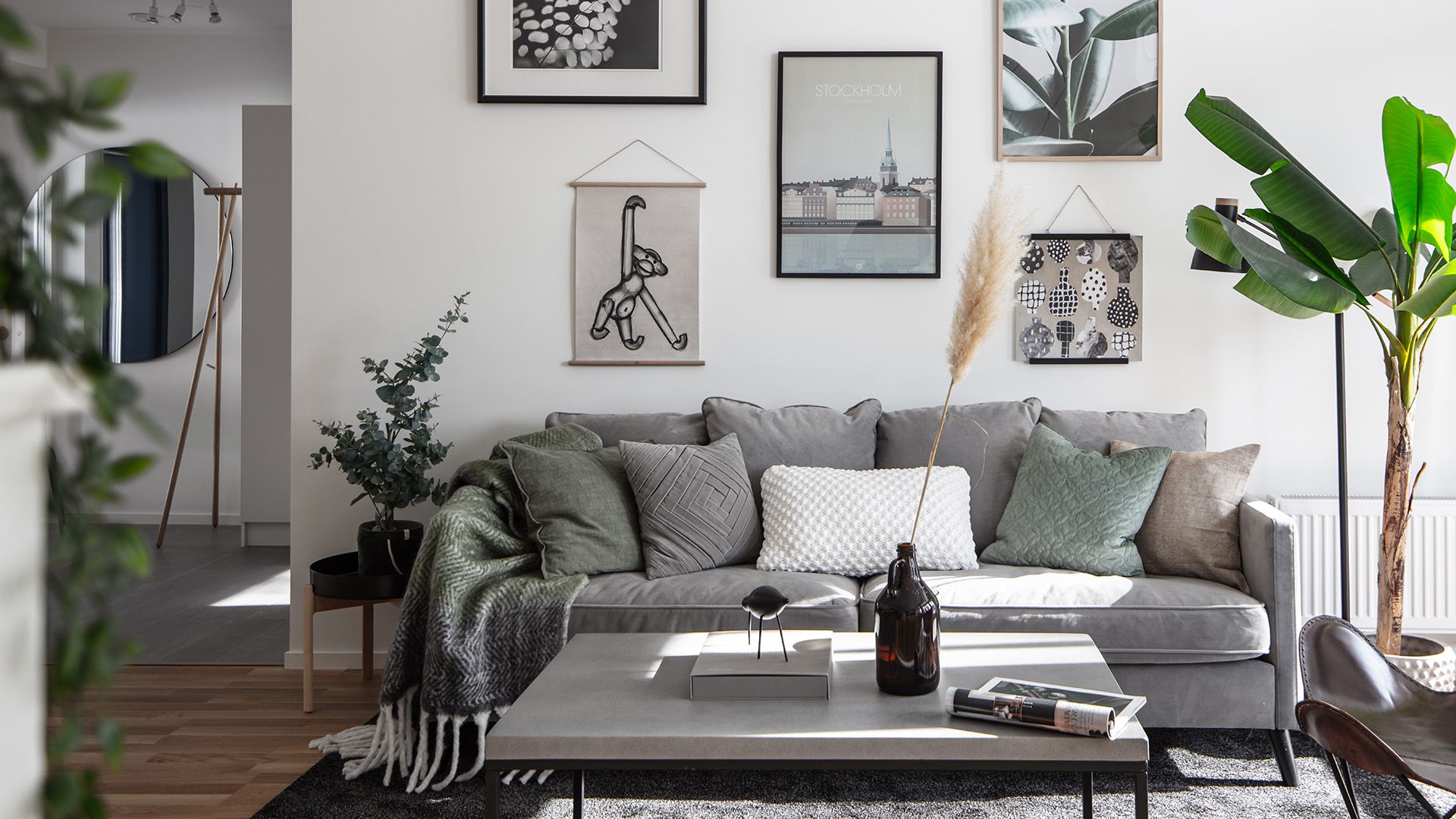 Grå soffa i vardagsrum