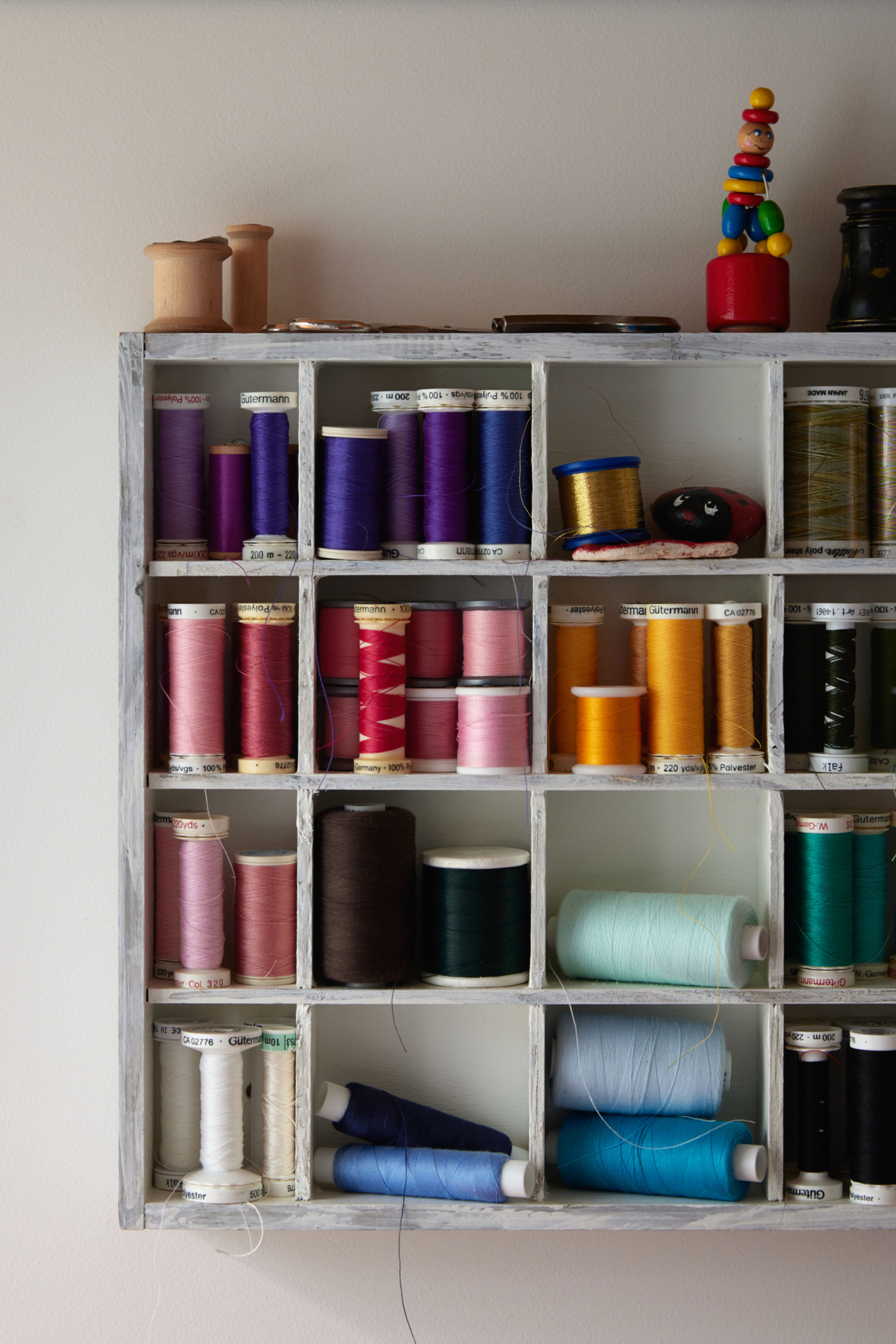 Foto av fargerike trådsneller.