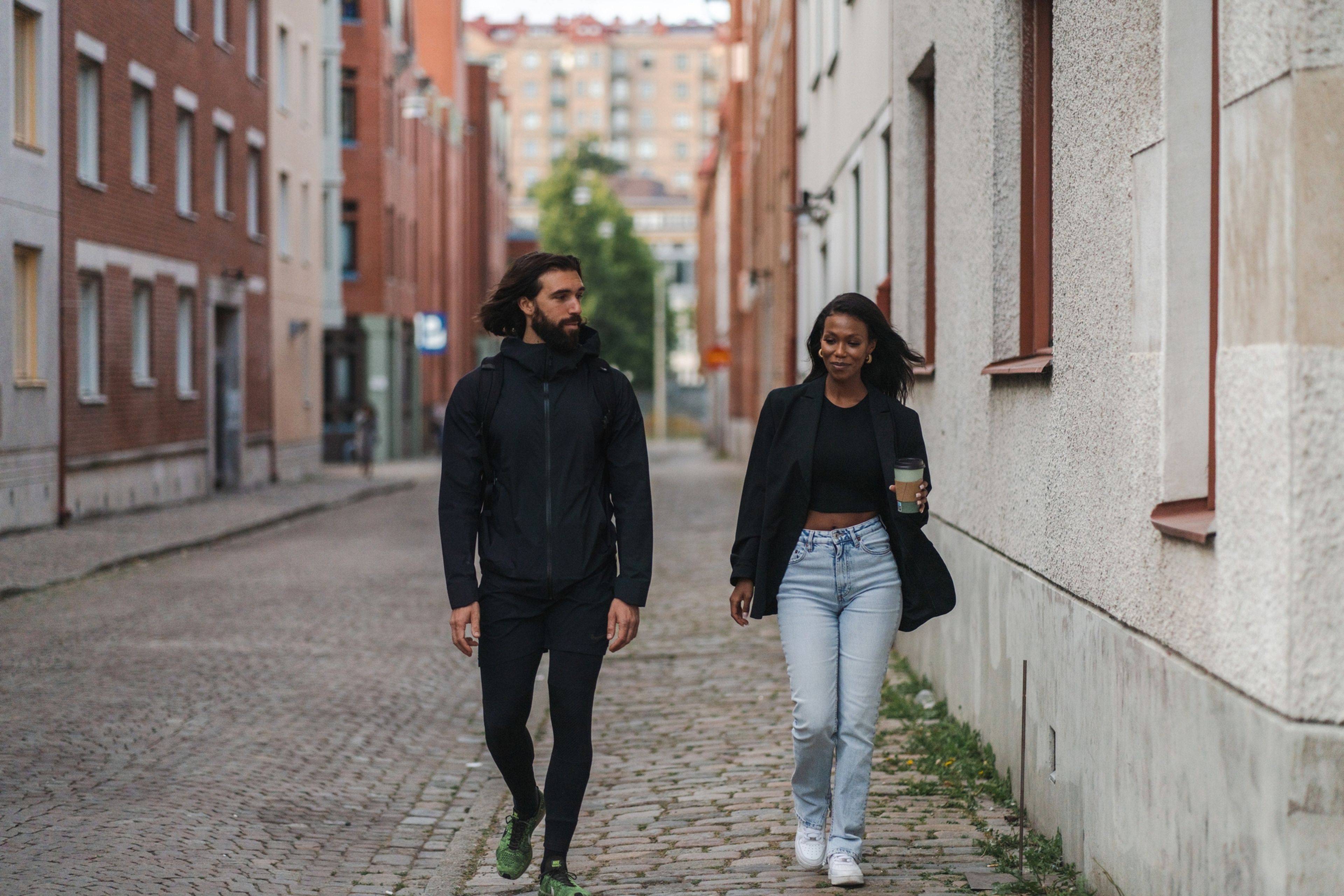 par som promenerar på gatan