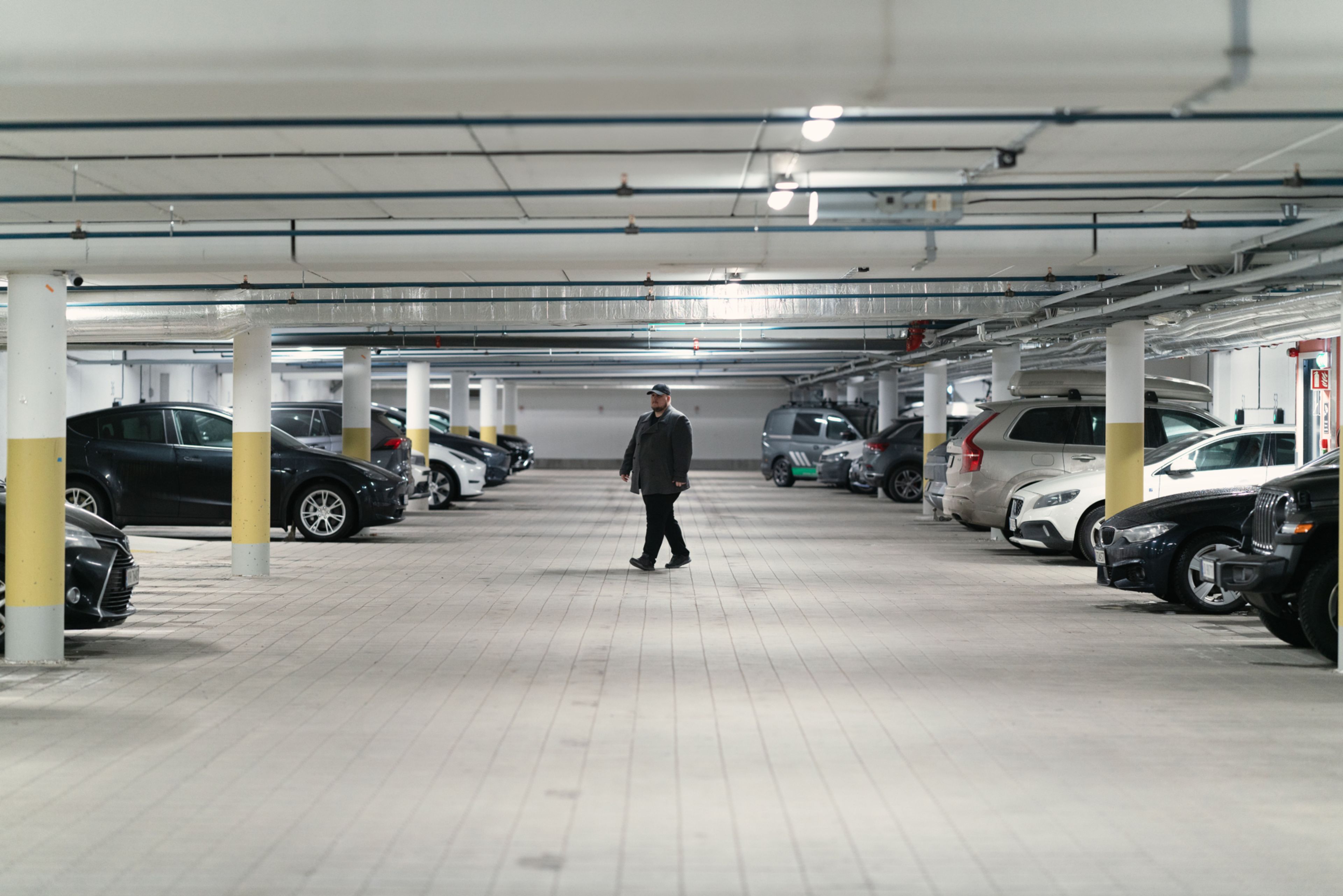 Styreleder Ole Skoveng i Ladebyhagen parkeringssameie står i garasjeanlegget. Foto.