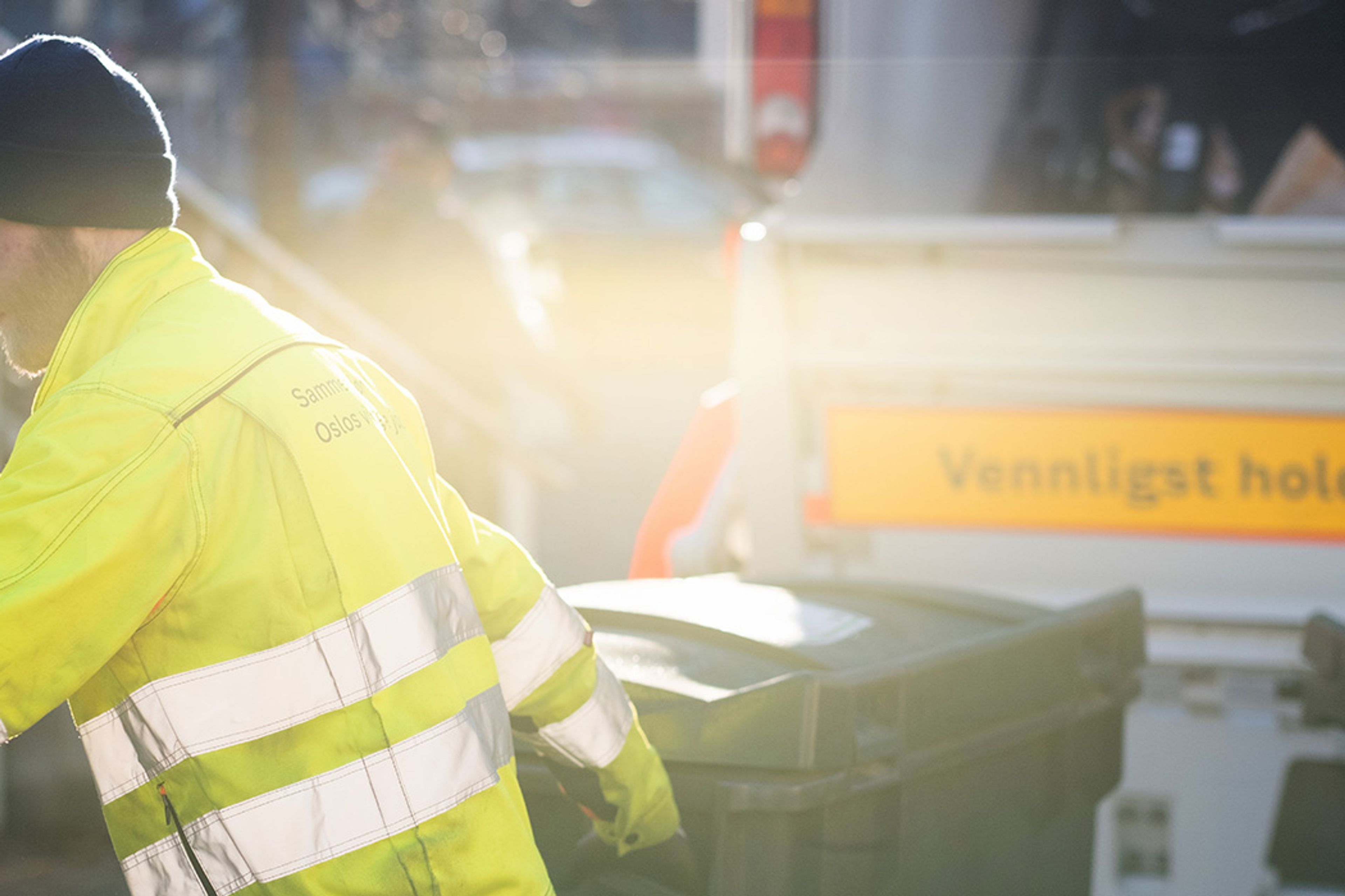 En renovasjonsarbeider henter søppel.