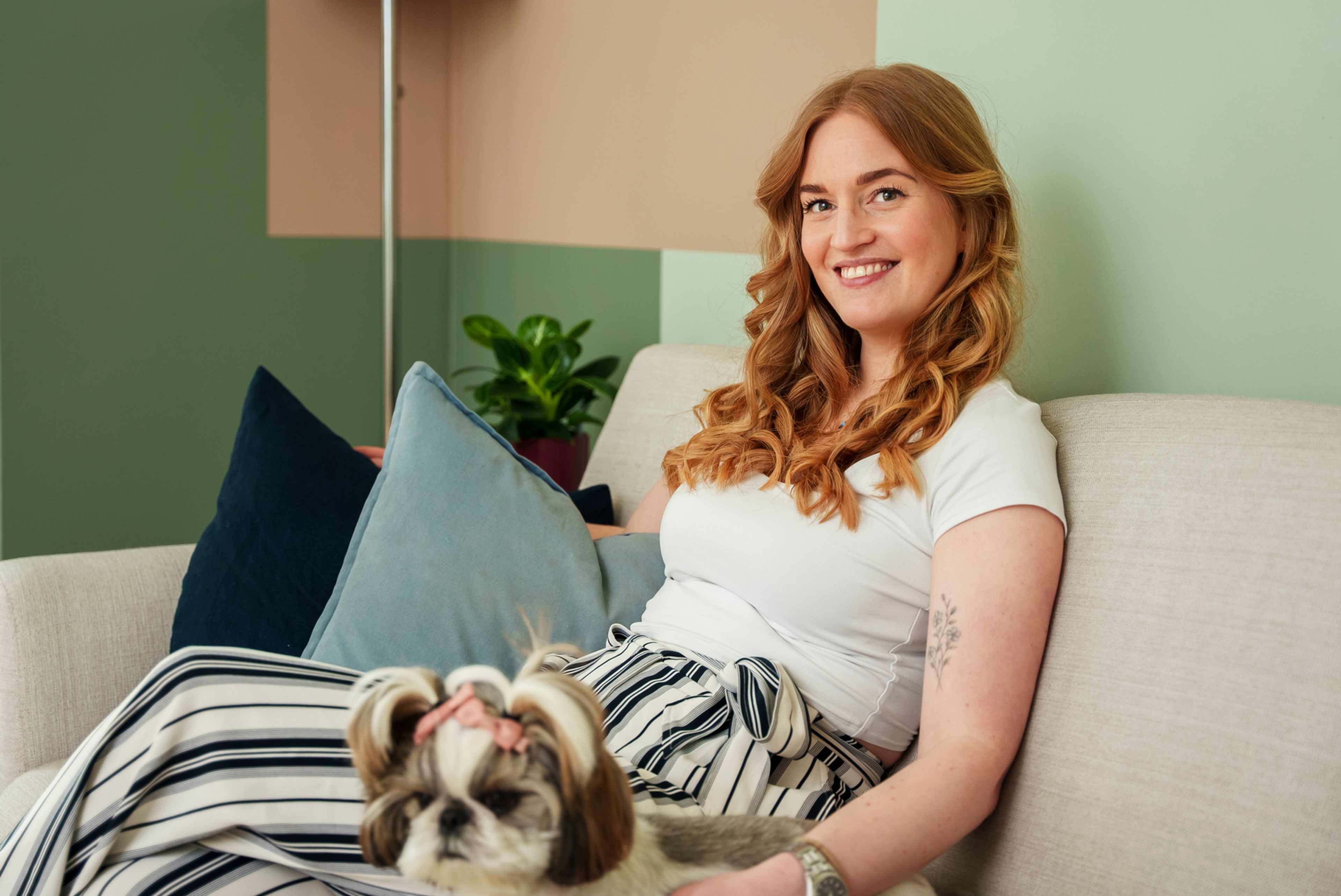 Hanne Rammen i sofa med den lille hunden sin Solveig.
