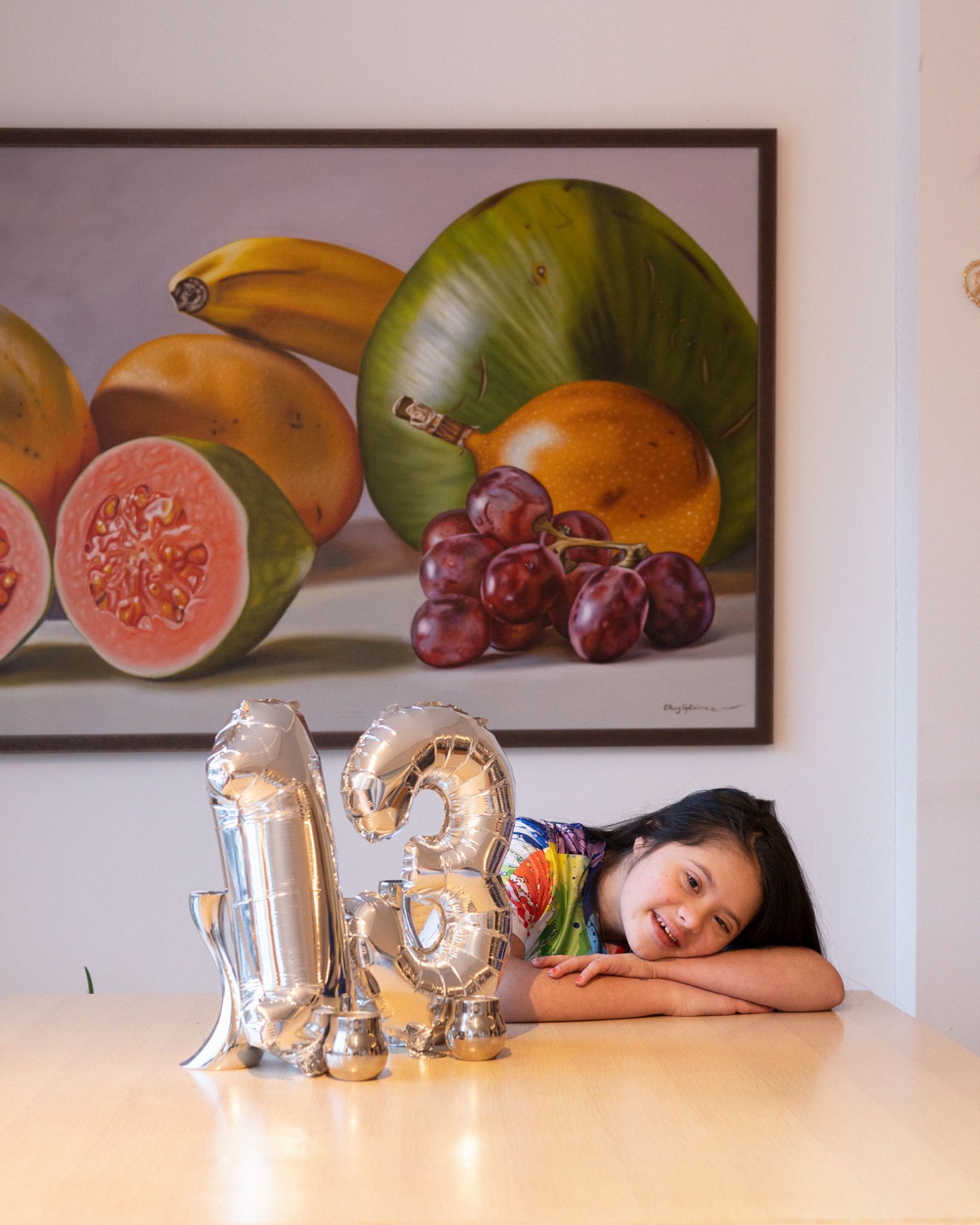 datter på tretten hviler seg ved spisebordet